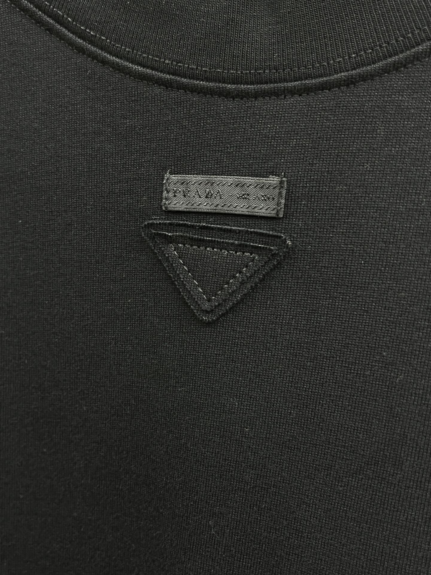 秋冬 PD 🔥🔥高品质 2025秋季新款，最新圆领长袖T恤 原版版型上身休闲百搭、随性慵懒范，定制原版双