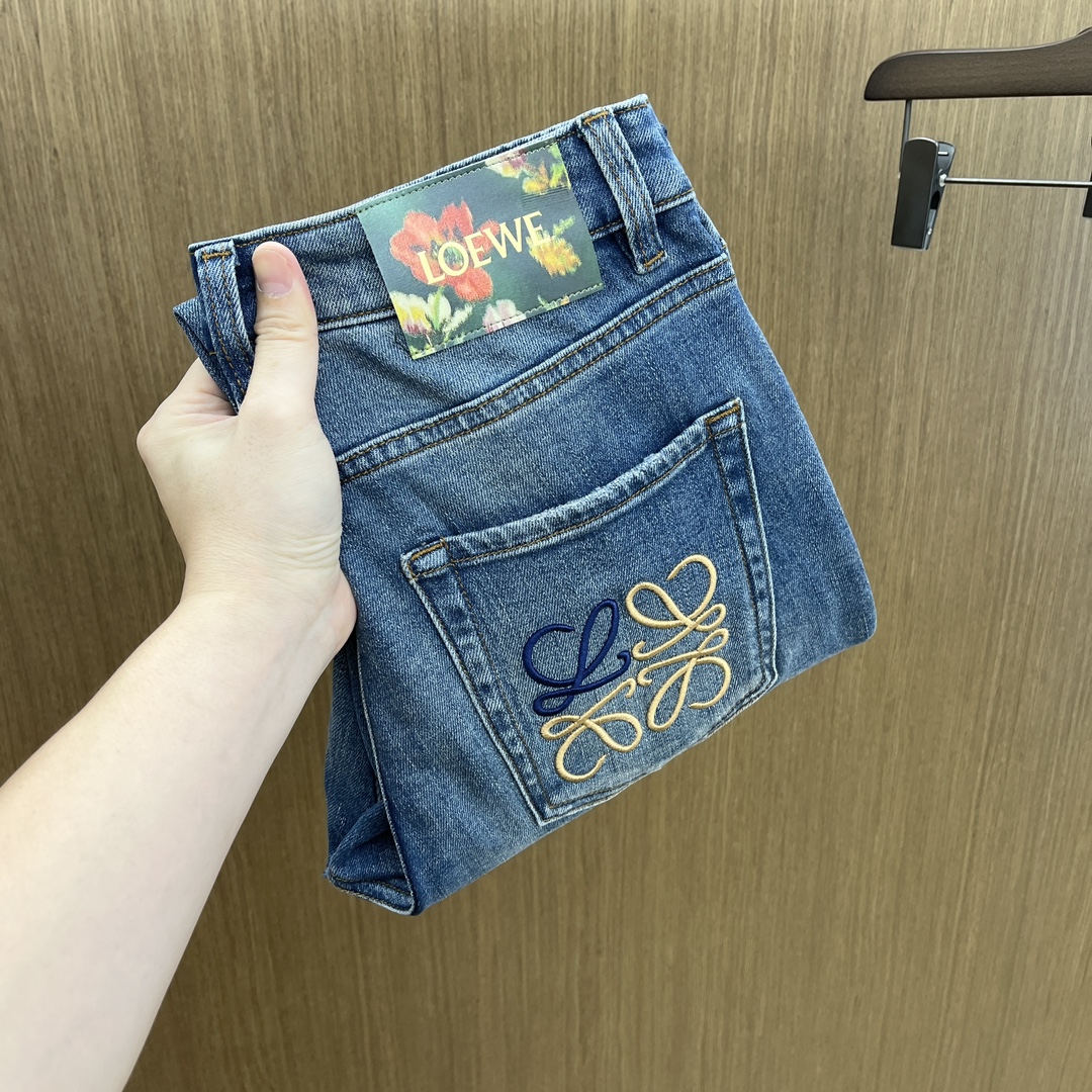 NO:660750,Autumn and winter LOE high-end customization, 2025 autumn and winter latest jeans, simultaneous sale at the counter, original customized replicas, customer-supplied hardware accessories, original order quality, imported denim fabrics, heavy-duty washing, fine leather labels, fine workmanship, and excellent upper body!  fam's preferred items, size 30-38, no 35.37, loewe, jeans,  19860909秋冬 LOE 高端定制、2025秋冬最新款牛仔裤 柜台同步发售 原版定制复刻 客供五金辅料 原单品质 进口牛仔面料重工洗水 精品皮牌 做工走线精细 上身绝佳！fam优选单品 码数30-38无35.37,,loewe,jeans, ,Men's clothing