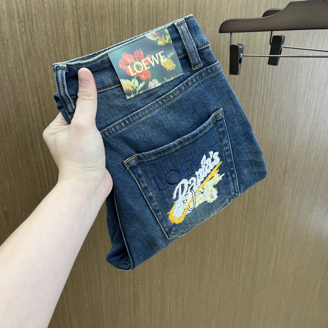 NO:548219,LOE high-end customization, the latest jeans in 2025 autumn and winter, 2025 autumn and winter, are released simultaneously on the counter, original custom reproduction, customer-supplied hardware and accessories, original quality, imported denim fabric heavy-duty washing, fine leather brand, fine workmanship and excellent upper body!  FAM's preferred single product number 30-38 No 35.37, loewe, jeans, alexander wang19860909秋冬 LOE 高端定制、2025秋冬最新款牛仔裤 柜台同步发售 原版定制复刻 客供五金辅料 原单品质 进口牛仔面料重工洗水 精品皮牌 做工走线精细 上身绝佳！fam优选单品 码数30-38无35.37,,loewe,jeans,alexander wang,Men's clothing