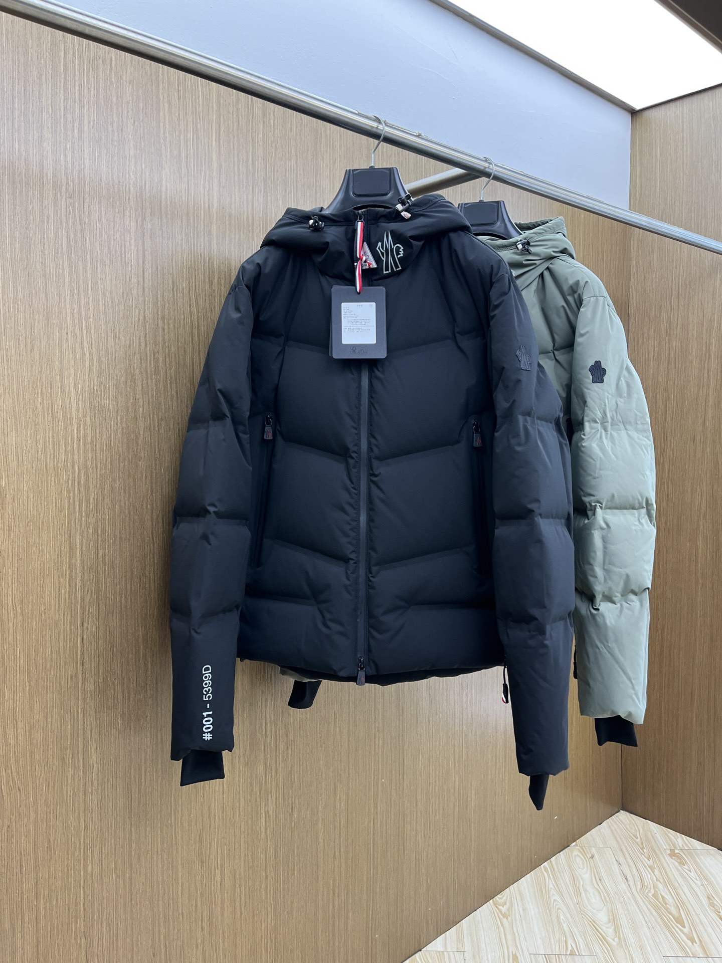 NO:571217,Fall/Winter Down MonGwAngren Hooded Down Ski Jacket Jacket The Angren Men's Down Jacket offers bold, modern lines. Designed to be short, it's made from four-way stretch poplin for easy movement. This practical jacket has functional zippers and stretch-jersey wrist guards to protect against the elements. Built-in RECCO reflectors add a finishing touch to the style. Made from double-layered four-way stretch poplin, four-way stretch poplin lining with down-filled heat-sealed seams  Adjustable drawstring hood Bonded checkered quilted logo detail YKK° AquaGuard functional zipper closure   AquaGuard functional zipper ski pass pocket elastic drawstring hem embossed silicone logo color black green gray code 12345,,skirts,jackets & coats,jackets & coats,down jacket,hats,alexander wang19860909秋冬羽绒 MonGwAngren连帽羽绒滑雪夹克外套 Angren男士羽绒夹克演绎大胆的现代线条.短款设计,采用四向弹性府绸面料制成,便于自如活动.这款实用夹克配有功能性拉链和弹性平纹针织护腕,可抵御恶劣天气.内置RECCO反射器,为款式增添点睛之笔.采用双层四向弹性府绸面料制成四向弹性府绸面料衬里填充羽绒热封接缝 可调节抽绳兜帽粘合方格块绗缝标识细节 YKK°AquaGuard功能性拉链开合 YKKAquaGuard功能性拉链外部口袋内部电子设备口袋雪裙wt RECCO反射器弹性平纹针织护腕 YKK AquaGuard功能性拉链滑雪通行证口袋弹性抽绳下摆压纹硅胶标识 颜色黑色 绿灰色 码数12345,,skirts,jackets & coats,jackets & coats,down jacket,hats,alexander wang,Men's clothing