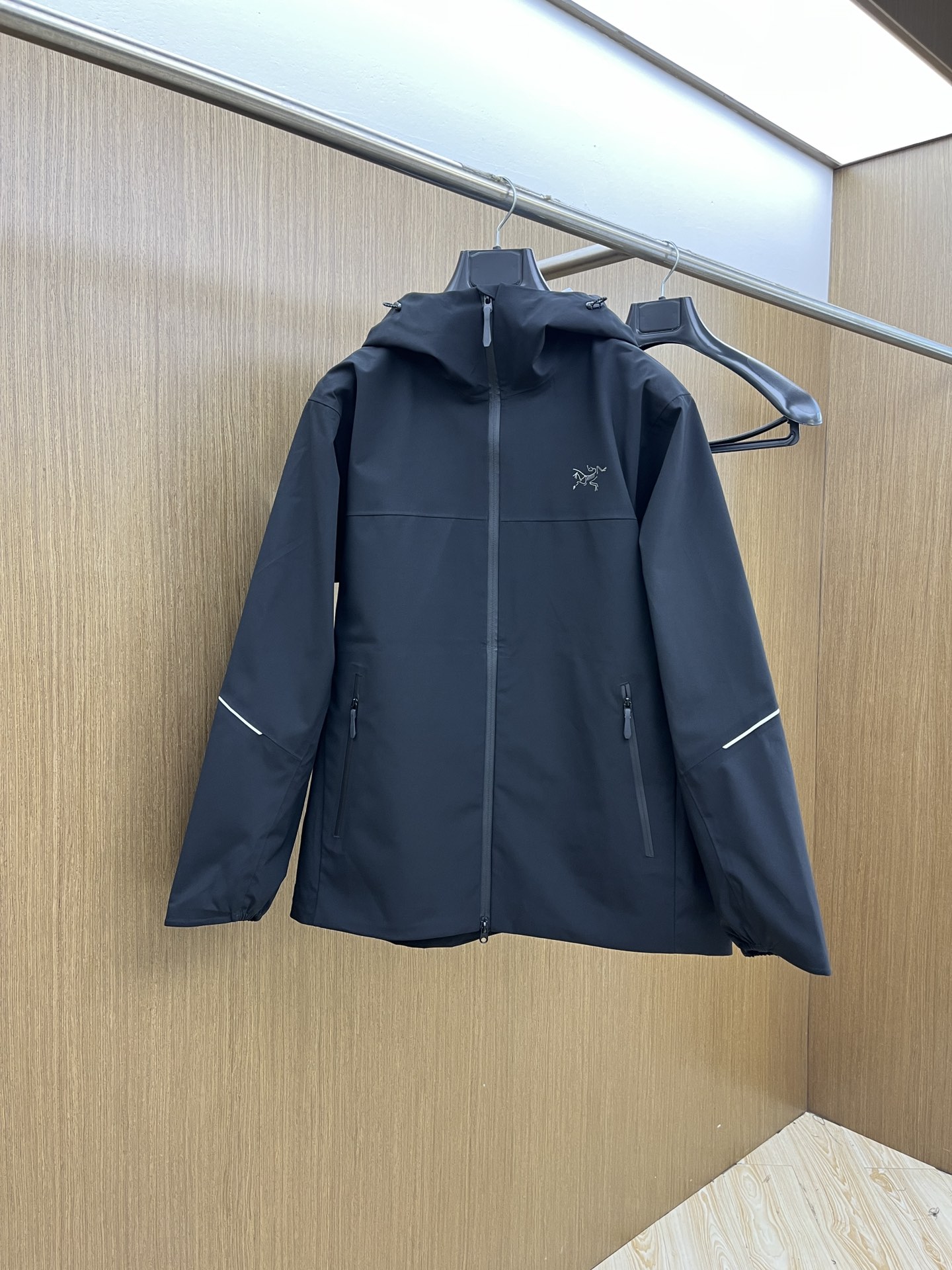 NO:538530,Autumn and Winter Arcteryx/Architecture Bird 2025 Early Autumn New Soft Shell Stand-Link Jacket Jacket This GAMMALT jacket is made of light and wear-resistant WEE BURLY soft shell fabric, 90 nylon 10 spandex double weaving fabric is treated with DWR (long-lasting waterproof), wear-resistant, light, medium warm, wind-proof and rainproof. The fabric is wind-proof and breathable, comfortable, with the bidirectional elasticity of elastic fiber, light and wear-resistant. Its fabric is wind-proof and rainproof, and the textured bottom is warm and comfortable, and can absorb moisture and sweat in various weather activities and activities. The fabric is thin, breathable and soft, elastic, which improves ergonomic freedom and can be easily layered in the jacket, and the friction between the fabrics is quiet and silent when worn.  Three-dimensional slim tailoring increases breathability and flexibility for high-intensity activities, high performance, lightweight and durable and comfortable, no stuffy feeling, and super breathable!  Elastic adjustable cuffs, extended rear swing, adjustable hem drawstring, pressed hem, exquisite logo embroidery on the sleeves, exquisite craftsmanship, articulated elbows, underarm gusset shears, easy to move!  Whether it is comfortable to wear or the style effect, the top style is simple to design, full-body custom YKK zipper, all pockets are zippered and closed, fxz carry items safely stored Size m-xxxl,,burberryarc'teryx,jackets & coats,jackets & coats,alexander wang19860909秋冬 Arcteryx/始祖鸟 2025早秋新款软壳立领夹克冲锋衣外套 这款GAMMALT夹克采用轻薄耐磨的WEE BURLY软壳面料,90锦纶10氨纶双织布经DWR(持久防水)处理,耐磨,轻薄,中度保暖,防风挡雨. 面料防风而透气,感觉舒适,具有弹性纤维的双向弹性,轻薄而耐磨.其面料防风挡雨,富有质感的底面保暖舒适,在各种天气活动和活动强度中能吸湿排汗 其面料轻薄、透气且柔软,富有弹性,提高了人体工学自由度,可轻松叠穿在外套里,并且穿着时面料间的摩擦安静无声 、 立体修身剪裁,增加高强度活动的透气性灵活性,高性能,轻量而耐倍加舒适,无闷热感,透气性超强！ 弹性可调节袖口.加长后摆.可调下摆抽绳.压胶下摆 袖子边饰有精致logo刺绣,精湛工艺 铰接式肘部, 腋下角撑板剪,活动自如！无论是穿着舒适 还是版型效果 都是顶级款式设计简约,全身定制YKK拉链,口袋全部采用拉链闭合,fxz携带物品安全存放 尺码m-xxxl,,burberryarc'teryx,jackets & coats,jackets & coats,alexander wang,Men's clothing