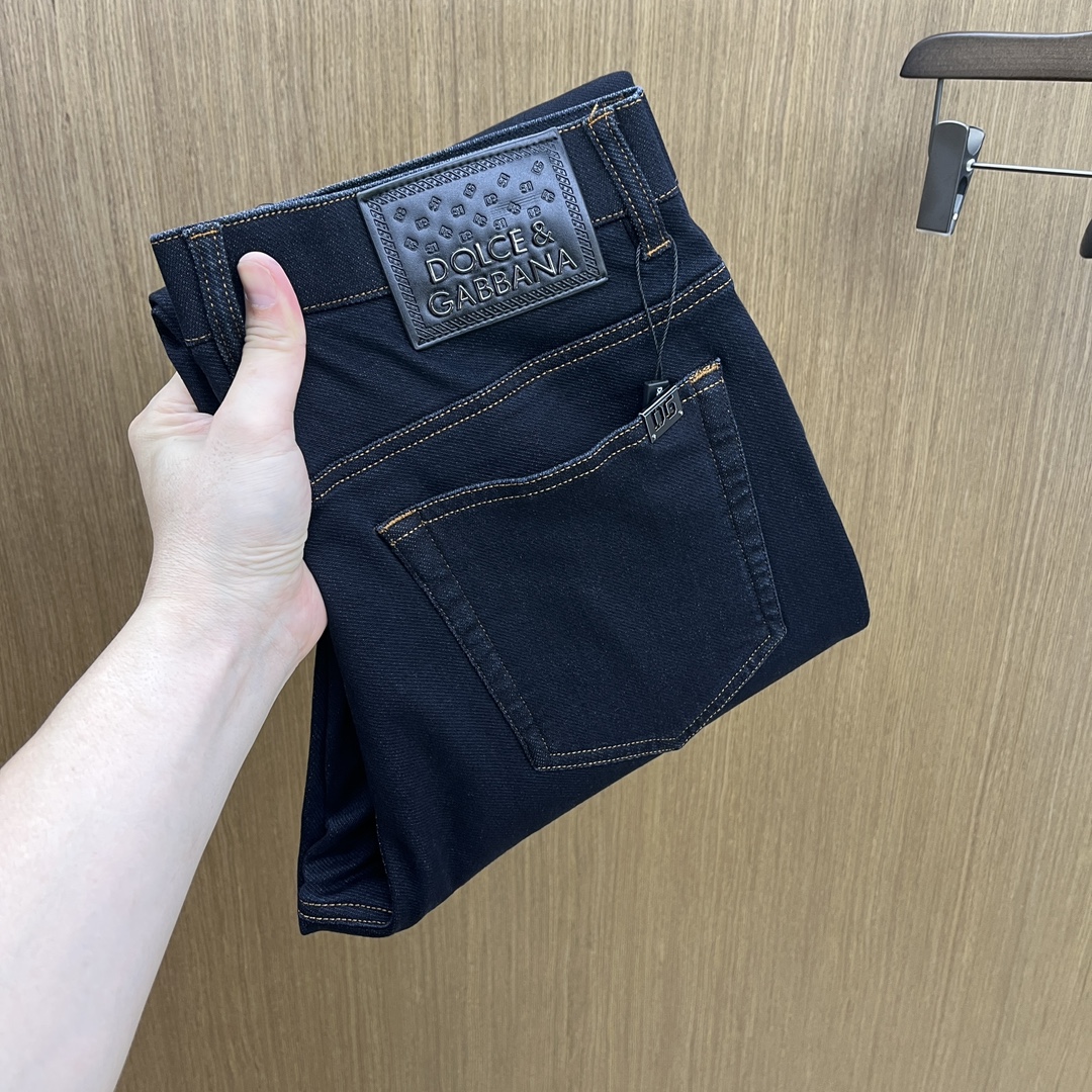 NO:539505,Autumn and Winter DG Autumn and Winter New Casual Jeans are available simultaneously on the official website, trouser body craft design, imported customer-supplied auxiliary materials, fabric customization, and OEM products are free of inspection!  Every detail is the ultimate, the original hardware accessories are trendy and stylish, and they are a must-have item for trendy people!  Original single production of fh12!  Number of codes 29-38 None 35.37, jeans,alexander wang19860909秋冬 DG 秋冬新品休闲牛仔裤 官网同步发售,裤身工艺设计,进口客供辅料、面料定制,代工厂出品免检！每个细节做到极致,原版五金配件,潮范十足、上身有型帅气,潮人必备单品！ fh12原单出品！ 码数29-38无35.37,,jeans,alexander wang,Men's clothing