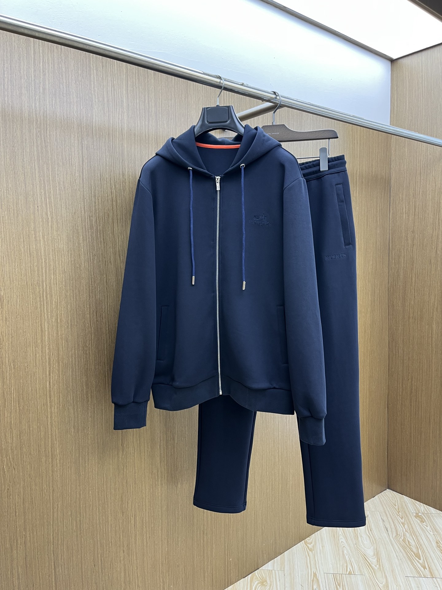 NO:539511,Autumn and Winter Sets/Tops/Pants Her Autumn and Winter Latest Product Set Series - Available at the same time for counters, original single-order casual and fashionable suits, with very distinctive upper body!  Eye-catching and highlighted, imported high-density polyester fiber fabric, high density, comfortable feel, warm and shiny surface, skin-friendly and breathable, simple but fashionable, extremely high-end, handsome, bok highly recommends, code count... M-3XL placing an order to report height and weight, alexander wang19860909秋冬套装 /上衣 /裤子 Her 秋冬最新品套装系列-专柜同步有售,原单狠货休闲时尚套装,上身很有特点！吸睛而有亮点,进口高密度聚酯纤维面料,密度高,手感舒适,表面有着温润的光泽,亲肤透气,简单而不失时尚,档次极高,上身帅到爆,bok极力推荐,码数……M-3XL 下单报身高体重,,alexander wang,Men's clothing