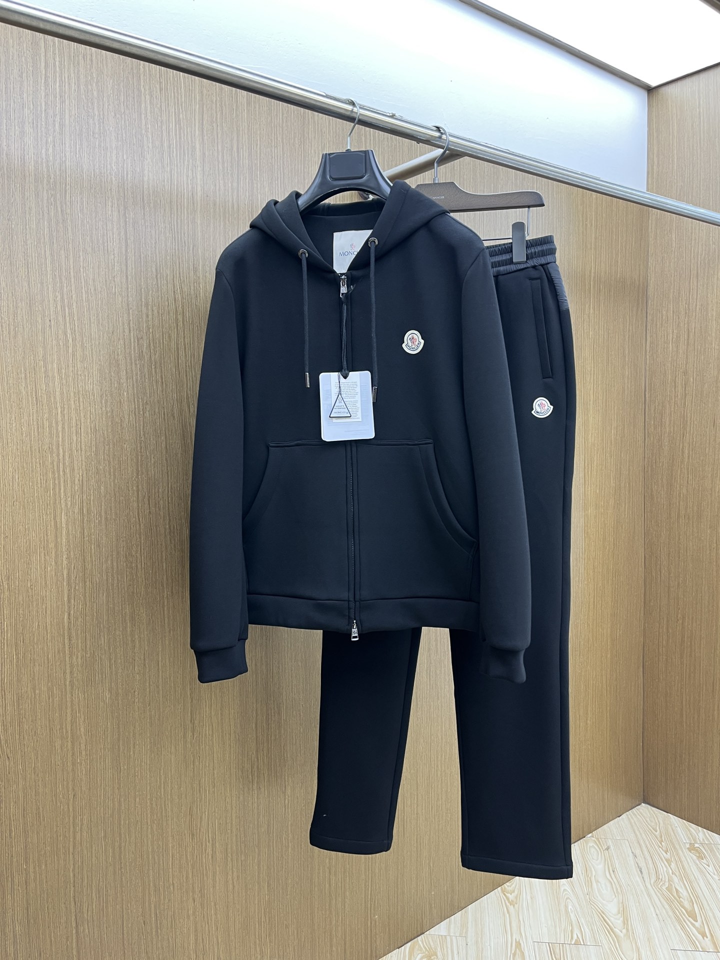 NO:539513,Autumn and winter jackets, pants, MonGW men's high luxury light business casual suit (discounted and sold) customer-supplied imported polyester fiber blend fabric, custom hardware with open mold, three-standard, embroidered with chest embroidery logo, delicate texture structure, excellent texture and shinyness, perfect comfort and breathability, and the touch experience is self-evident. Sports straight casual pants, elastic waist drawstrings are equipped with pendants, pockets on both sides, light business choice, waist inner edge treatment, exquisite and delicate details. fjj highlights temperament and taste, is a high-end urban elite, perfect for business and leisure! Number 48~56,, jackets & coats, alexander wang19860909秋冬外套 裤子 MonGW男士高奢轻商务休闲套装（拆卖）客供进口聚酯纤维混纺面料,开模定制五金、三标齐,胸前刺绣logo点缀,纹理结构细腻自然柔软,肌理光泽性极好,舒适性与透气性完美兼备,触感体验不言而喻. 运动直筒休闲裤、松紧腰抽绳设吊坠,两侧插兜口袋设计、轻商务首选单品,腰内包边处理,细节精致细腻.fjj非常凸显气质和品位是都市高端精英,商务与休闲完美兼顾! 码数48～56,,jackets & coats,alexander wang,Men's clothing