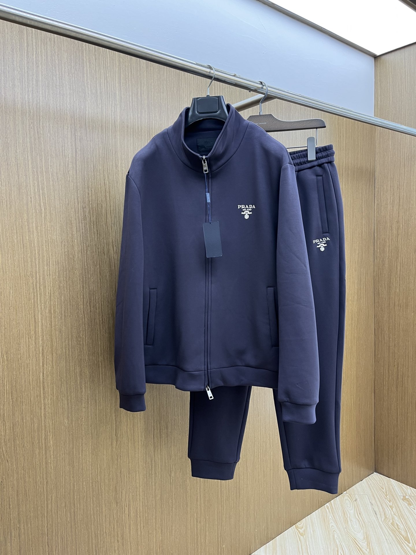 NO:539515,Autumn and winter jackets, pants, PD GW men's high-luxury light business casual suit (discounted and sold) customer-supplied imported polyester fiber blend fabric, custom hardware with open mold, three-standard, embroidered with chest embroidery logo, delicate texture structure, excellent texture and shinyness, perfect comfort and breathability, and the touch experience is self-evident. Sports straight casual pants, elastic waist drawstrings are equipped with pendants, pockets on both sides, light business choice, waist inner edge treatment, exquisite details. fjj highlights temperament and taste, is a high-end urban elite, perfect for business and leisure! Number 48~56,, jackets & coats, alexander wang19860909秋冬外套 裤子 PD GW男士高奢轻商务休闲套装（拆卖）客供进口聚酯纤维混纺面料,开模定制五金、三标齐,胸前刺绣logo点缀,纹理结构细腻自然柔软,肌理光泽性极好,舒适性与透气性完美兼备,触感体验不言而喻. 运动直筒休闲裤、松紧腰抽绳设吊坠,两侧插兜口袋设计、轻商务首选单品,腰内包边处理,细节精致细腻.fjj非常凸显气质和品位是都市高端精英,商务与休闲完美兼顾! 码数48～56,,jackets & coats,alexander wang,Men's clothing