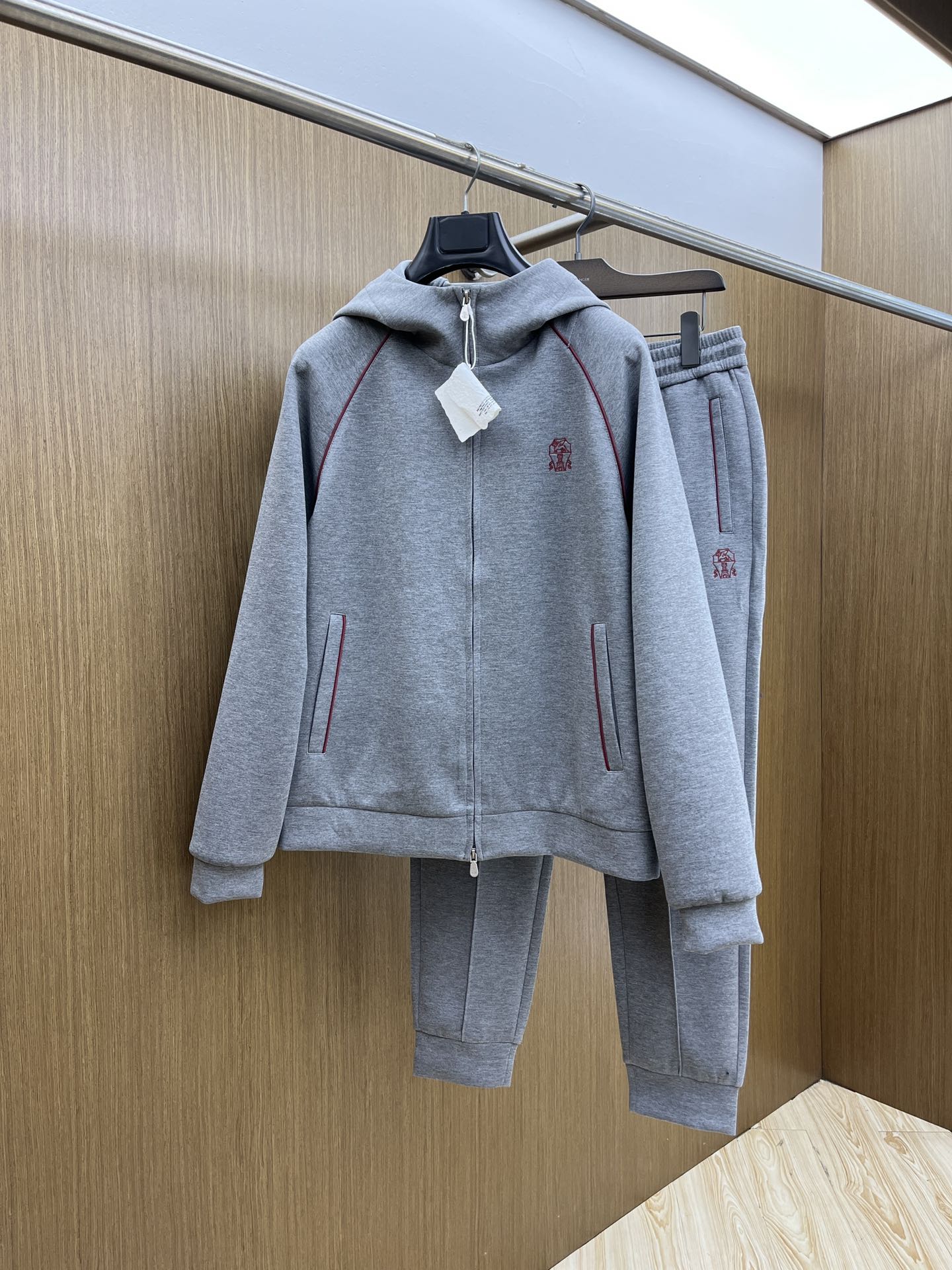 NO:539517,Autumn and winter jackets, pants, BC GW men's high-luxury light business casual suit (discounted and sold) customer-supplied imported polyester fiber blend fabric, open mold custom hardware, three-standard, chest embroidery logo embellishment, delicate texture structure, excellent texture and shinyness, perfect comfort and breathability, and the touch experience is self-evident. Sports straight casual pants, elastic waist drawstrings are equipped with pendants, pockets on both sides, light business choice, waist inner edge treatment, exquisite details. fjj highlights temperament and taste, is a high-end urban elite, perfect for business and leisure! Number 48~56,, jackets & coats, alexander wang19860909秋冬外套 裤子 BC GW男士高奢轻商务休闲套装（拆卖）客供进口聚酯纤维混纺面料,开模定制五金、三标齐,胸前刺绣logo点缀,纹理结构细腻自然柔软,肌理光泽性极好,舒适性与透气性完美兼备,触感体验不言而喻. 运动直筒休闲裤、松紧腰抽绳设吊坠,两侧插兜口袋设计、轻商务首选单品,腰内包边处理,细节精致细腻.fjj非常凸显气质和品位是都市高端精英,商务与休闲完美兼顾! 码数48～56,,jackets & coats,alexander wang,Men's clothing