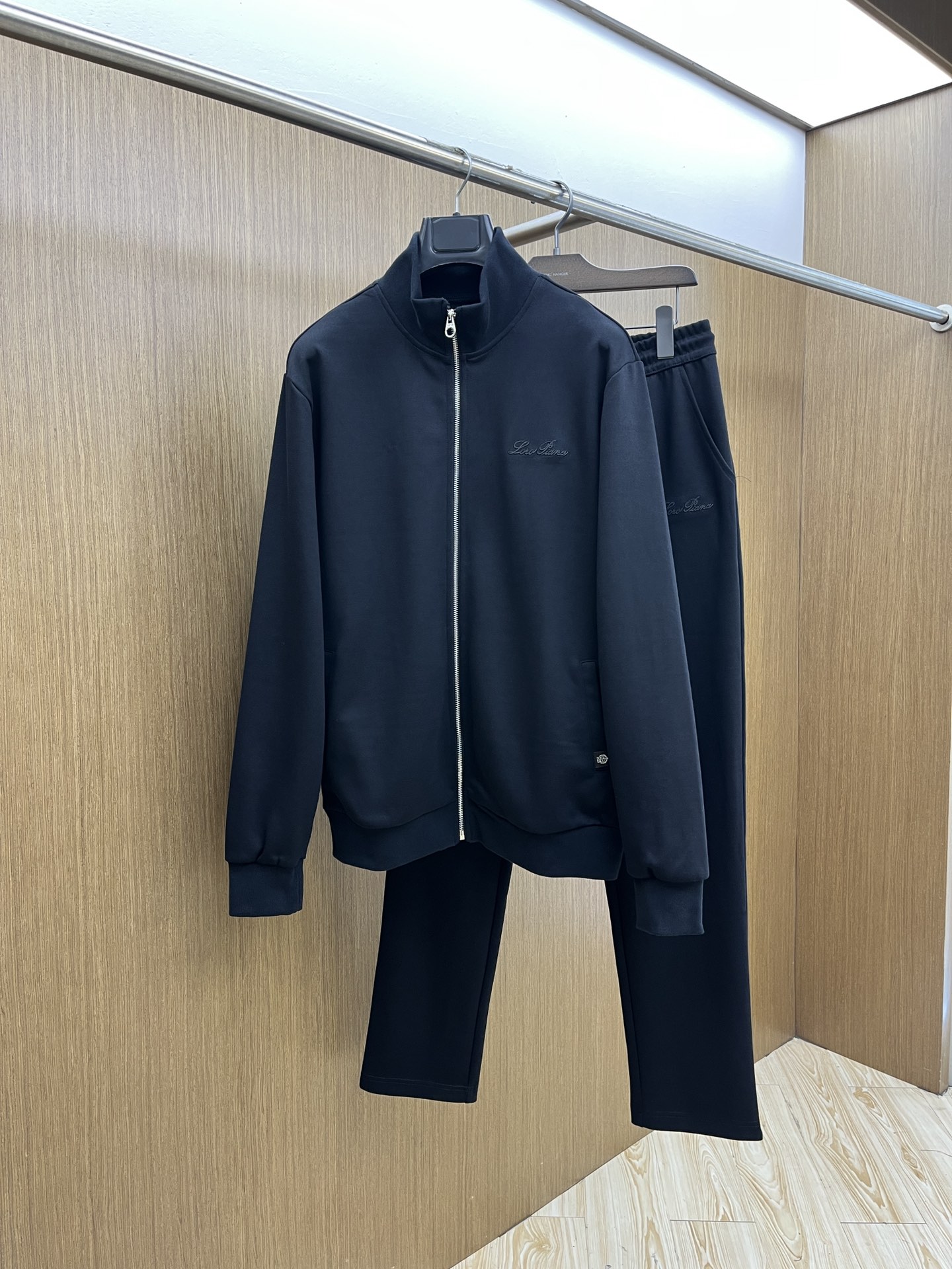 NO:546477,Autumn and Winter Sets/Tops/Pants LP Autumn and Winter Latest Product Set Series - Available for sale at the same time in the counter, original single-order casual and fashionable suits, with very distinctive upper body!  Eye-catching and highlighted, imported high-density polyester fiber fabric, high density, comfortable feel, warm and shiny surface, skin-friendly and breathable, simple but fashionable, extremely high-end, handsome in the upper body, bok highly recommends, size... M-3XL placing an order to report height and weight, loro piano, alexander wang19860909秋冬套装 /上衣 /裤子 LP 秋冬最新品套装系列-专柜同步有售,原单狠货休闲时尚套装,上身很有特点！吸睛而有亮点,进口高密度聚酯纤维面料,密度高,手感舒适,表面有着温润的光泽,亲肤透气,简单而不失时尚,档次极高,上身帅到爆,bok极力推荐,码数……M-3XL 下单报身高体重,,loro piana,alexander wang,Men's clothing