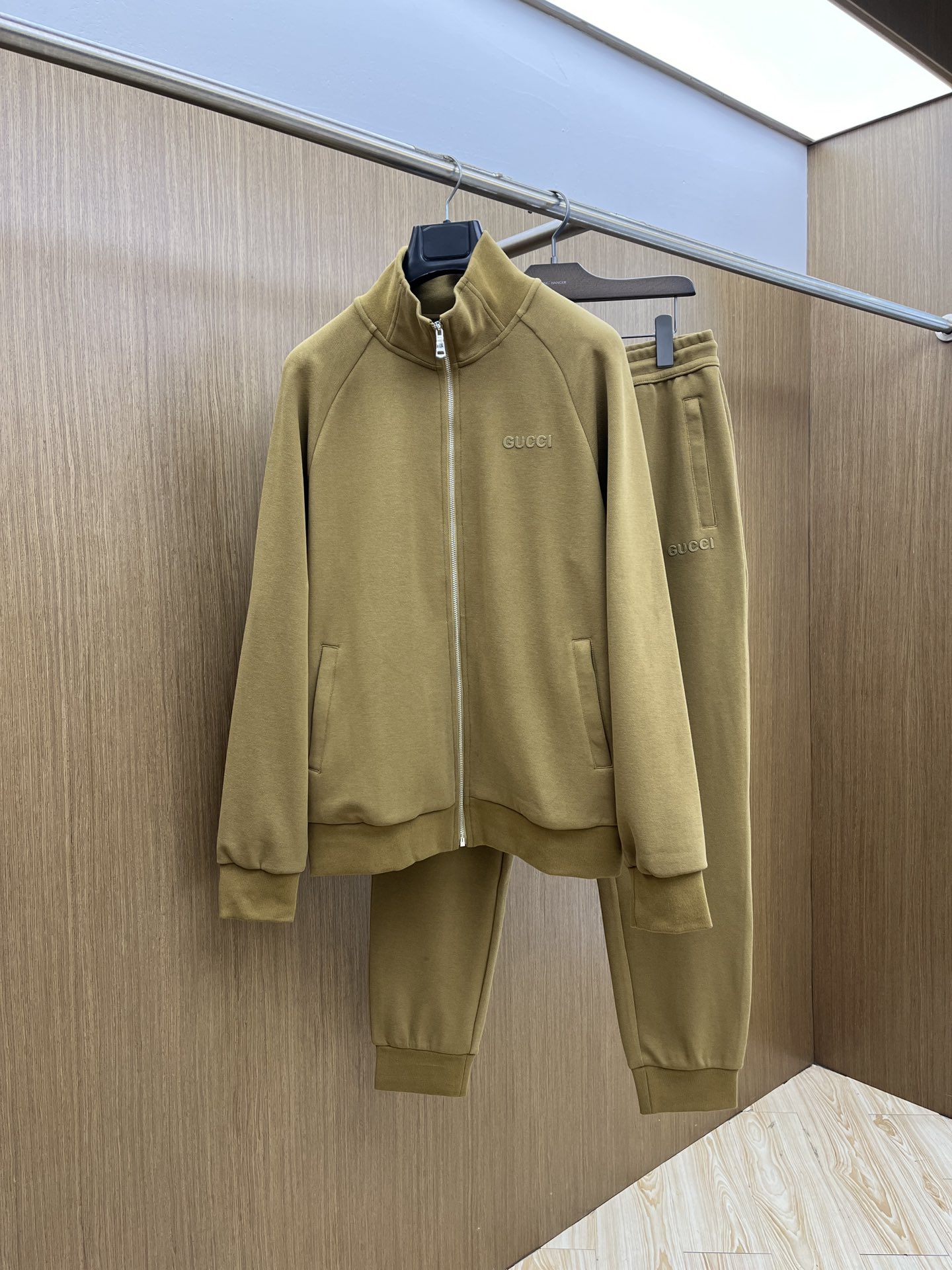 NO:546483,Autumn and winter suits / tops / pants guc The latest autumn and winter product suit series - available at the counter at the same time, original single and casual fashion suit, the upper body is very distinctive!  Eye-catching and highlighted, imported high-density polyester fiber fabric, high density, comfortable feel, warm and shiny surface, skin-friendly and breathable, simple but fashionable, extremely high-end, handsome, bok highly recommends, code count... M-3XL placing an order to report height and weight, gucci, alexander wang19860909秋冬套装 /上衣 /裤子 guc 秋冬最新品套装系列-专柜同步有售,原单狠货休闲时尚套装,上身很有特点！吸睛而有亮点,进口高密度聚酯纤维面料,密度高,手感舒适,表面有着温润的光泽,亲肤透气,简单而不失时尚,档次极高,上身帅到爆,bok极力推荐,码数……M-3XL 下单报身高体重,,gucci,alexander wang,Men's clothing