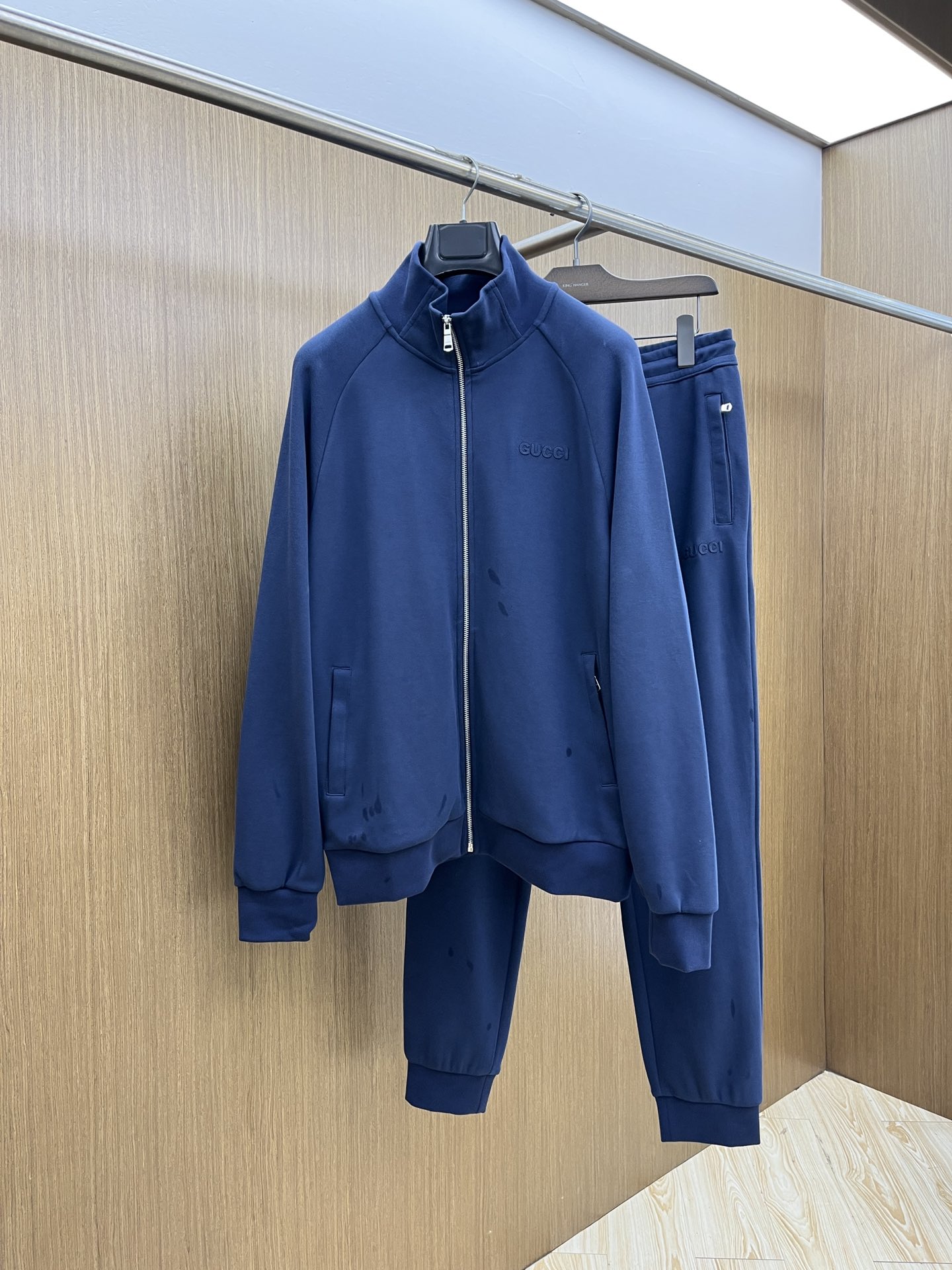 NO:546491,Autumn and Winter Sets/Tops/Pants Guc Autumn and Winter Latest Product Set Series - Available at the same time for counters, original single-order casual and fashionable suits, with very distinctive upper body!  Eye-catching and highlighted, imported high-density polyester fiber fabric, high density, comfortable feel, warm and shiny surface, skin-friendly and breathable, simple but fashionable, extremely high-end, handsome, bok highly recommends, code count... M-3XL placing an order to report height and weight, gucci, alexander wang19860909秋冬套装 /上衣 /裤子 Guc 秋冬最新品套装系列-专柜同步有售,原单狠货休闲时尚套装,上身很有特点！吸睛而有亮点,进口高密度聚酯纤维面料,密度高,手感舒适,表面有着温润的光泽,亲肤透气,简单而不失时尚,档次极高,上身帅到爆,bok极力推荐,码数……M-3XL 下单报身高体重,,gucci,alexander wang,Men's clothing