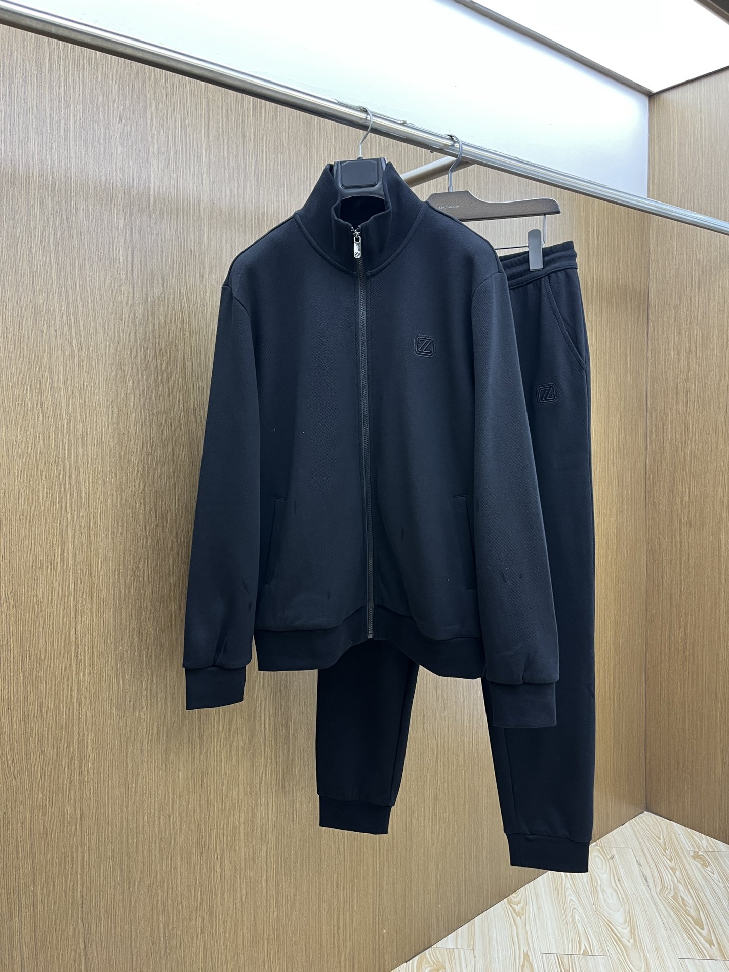 NO:546499,Autumn and winter suits/tops/trousers ZZ latest autumn and winter suit series - available at counters simultaneously, original casual and fashionable suits, the upper body is very unique!  Eye-catching and bright, imported high-density polyester fiber fabric, high density, comfortable to the touch, with a warm luster on the surface, skin-friendly and breathable, simple yet fashionable, extremely high-grade, extremely handsome upper body, bok highly recommends, size... M-3XL Please state your height and weight when placing an order, alexander wang19860909秋冬套装 /上衣 /裤子 ZZ 秋冬最新品套装系列-专柜同步有售,原单狠货休闲时尚套装,上身很有特点！吸睛而有亮点,进口高密度聚酯纤维面料,密度高,手感舒适,表面有着温润的光泽,亲肤透气,简单而不失时尚,档次极高,上身帅到爆,bok极力推荐,码数……M-3XL 下单报身高体重,,alexander wang,Men's clothing