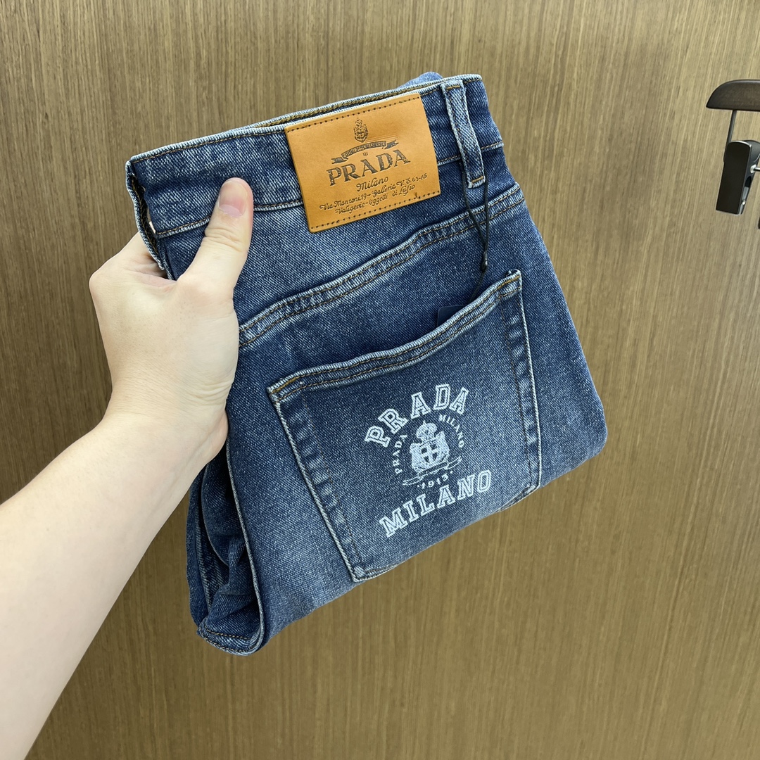 NO:546506,PD SS autumn and winter new product super soft wash jeans, top body is handsome, small straight-fitting design, slim-fitting cut, men's top casual cotton!  High-end stretchy all-season versatile commuter jeans for men!  The style is extremely versatile, the fabric is elastic and the material is also outstanding, with a bit retro and old style. The thick fabric is suitable for all seasons to wear and the industry's exclusive first-time model, and the four seasons versatile commuter style!  This high-end slim elastic tight jeans are versatile and comfortable!  29-38 (no 35,37), jeans,alexander wang19860909秋冬 PD SS秋冬新品超柔和水洗牛仔裤 ,上身爆帅,小直筒设计,修身裁剪,男款顶级休闲棉质！高端弹力四季百搭通勤牛仔男裤！款式极其的百搭,面料弹力,材质也十分出众,有点复古做旧的风格,厚面料适合四季穿着业内独家首发款,四季百搭通勤款！这类高端的修身弹力紧身牛仔裤,fxq百搭而且舒适！ 29-38（无35,37）,,jeans,alexander wang,Men's clothing