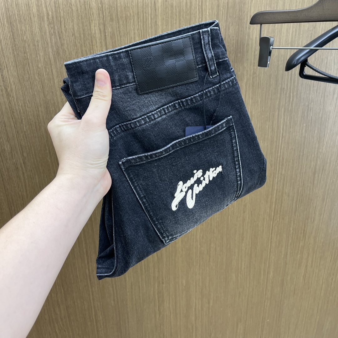 NO:546522,Autumn and Winter LV SS autumn and winter new products are super soft washed jeans, with a handsome upper body, a small straight-fitting design, slim-fitting cut, men's top casual cotton!  High-end stretchy all-season versatile commuter jeans for men!  The style is extremely versatile, the fabric is elastic and the material is also outstanding, with a bit retro and old style. The thick fabric is suitable for all seasons to wear and the industry's exclusive first-time model, and the four seasons versatile commuter style!  This high-end slim elastic tight jeans are versatile and comfortable!  29-38 (none 35,37), louis vuitton,jeans,alexander wang19860909秋冬 LV SS秋冬新品超柔和水洗牛仔裤 ,上身爆帅,小直筒设计,修身裁剪,男款顶级休闲棉质！高端弹力四季百搭通勤牛仔男裤！款式极其的百搭,面料弹力,材质也十分出众,有点复古做旧的风格,厚面料适合四季穿着业内独家首发款,四季百搭通勤款！这类高端的修身弹力紧身牛仔裤,fxq百搭而且舒适！ 29-38（无35,37）,,louis vuitton,jeans,alexander wang,Men's clothing