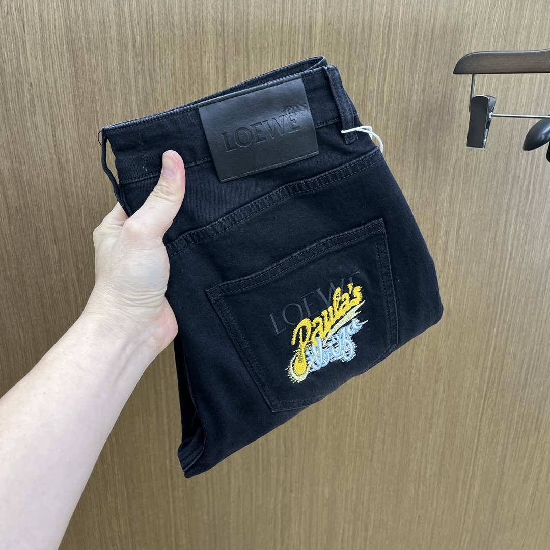 NO:546538,Autumn and Winter Loe SS autumn and winter new products are super soft washed jeans, with a handsome upper body, a small straight-fitting design, slim-fitting cut, and men's top casual cotton!  High-end stretchy all-season versatile commuter jeans for men!  The style is extremely versatile, the fabric is elastic and the material is also outstanding, with a bit retro and old style. The thick fabric is suitable for all seasons to wear and the industry's exclusive first-time model, and the four seasons versatile commuter style!  This high-end slim elastic tight jeans are versatile and comfortable!  29-38 (no 35,37), loewe, jeans, alexander wang19860909秋冬 Loe SS秋冬新品超柔和水洗牛仔裤 ,上身爆帅,小直筒设计,修身裁剪,男款顶级休闲棉质！高端弹力四季百搭通勤牛仔男裤！款式极其的百搭,面料弹力,材质也十分出众,有点复古做旧的风格,厚面料适合四季穿着业内独家首发款,四季百搭通勤款！这类高端的修身弹力紧身牛仔裤,fxq百搭而且舒适！ 29-38（无35,37）,,loewe,jeans,alexander wang,Men's clothing