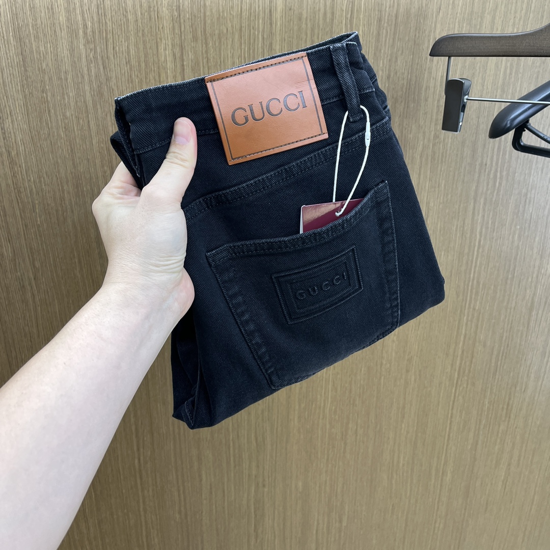 NO:546546,Autumn and Winter Guc SS autumn and winter new products are super soft washed jeans, with a handsome upper body, small straight-fitting design, slim-fitting cut, men's top casual cotton!  High-end stretchy all-season versatile commuter jeans for men!  The style is extremely versatile, the fabric is elastic and the material is also outstanding, with a bit retro and old style. The thick fabric is suitable for all seasons to wear and the industry's exclusive first-time model, and the four seasons versatile commuter style!  This high-end slim elastic tight jeans are versatile and comfortable!  29-38 (no 35,37), gucci, jeans, alexander wang19860909秋冬 guc SS秋冬新品超柔和水洗牛仔裤 ,上身爆帅,小直筒设计,修身裁剪,男款顶级休闲棉质！高端弹力四季百搭通勤牛仔男裤！款式极其的百搭,面料弹力,材质也十分出众,有点复古做旧的风格,厚面料适合四季穿着业内独家首发款,四季百搭通勤款！这类高端的修身弹力紧身牛仔裤,fxq百搭而且舒适！ 29-38（无35,37）,,gucci,jeans,alexander wang,Men's clothing