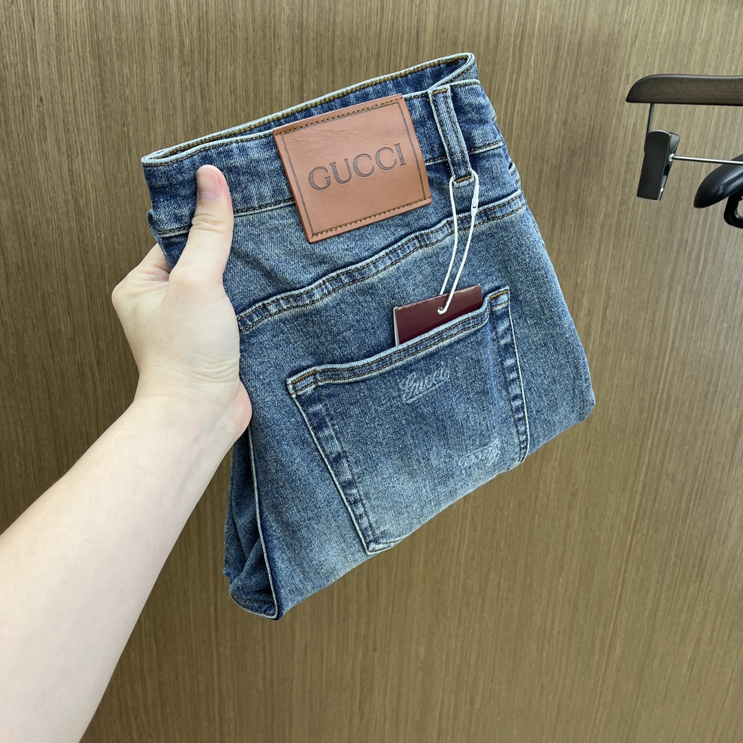 NO:546554,Autumn and Winter Guc SS autumn and winter new product super soft wash jeans, top body is handsome, small straight-fitting design, slim-fitting cut, men's top casual cotton!  High-end stretchy all-season versatile commuter jeans for men!  The style is extremely versatile, the fabric is elastic and the material is also outstanding, with a bit retro and old style. The thick fabric is suitable for all seasons to wear and the industry's exclusive first-time model, and the four seasons versatile commuter style!  This high-end slim elastic tight jeans are versatile and comfortable!  29-38 (no 35,37), gucci, jeans, alexander wang19860909秋冬 Guc SS秋冬新品超柔和水洗牛仔裤 ,上身爆帅,小直筒设计,修身裁剪,男款顶级休闲棉质！高端弹力四季百搭通勤牛仔男裤！款式极其的百搭,面料弹力,材质也十分出众,有点复古做旧的风格,厚面料适合四季穿着业内独家首发款,四季百搭通勤款！这类高端的修身弹力紧身牛仔裤,fxq百搭而且舒适！ 29-38（无35,37）,,gucci,jeans,alexander wang,Men's clothing