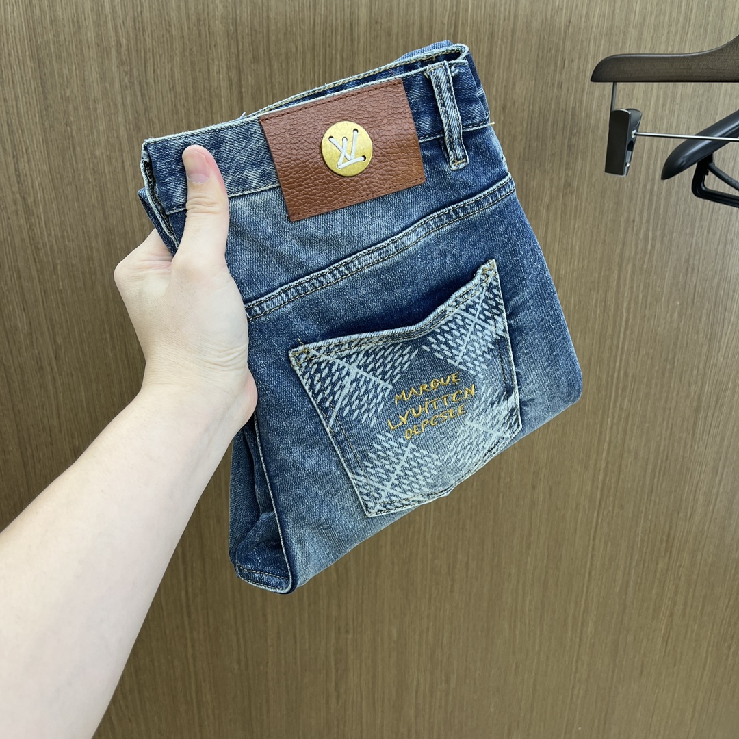 NO:546573,Autumn and Winter LV is coming in the new autumn and winter products. Available for sale. The best jeans in physical stores are good, suitable for all ages. The highest version of imported European fabrics in the market. They are comfortable, soft and skin-friendly. The upper body effect is super fashionable and versatile. They are necessities for wardrobe!  Suitable for any occasion Size: 29-38 No 35.37, louis vuitton, jeans, alexander wang19860909秋冬 LV 新款来袭秋冬爆款新品 有售 实体店极品牛仔裤原版好货,适合各个年龄段.市场最高版本的欧洲进口面料.舒适柔软亲肤,上身效果超级棒时尚百搭 fzh笔挺有型,衣橱必备！适合任何场合穿着 尺码:29-38无35.37,,louis vuitton,jeans,alexander wang,Men's clothing