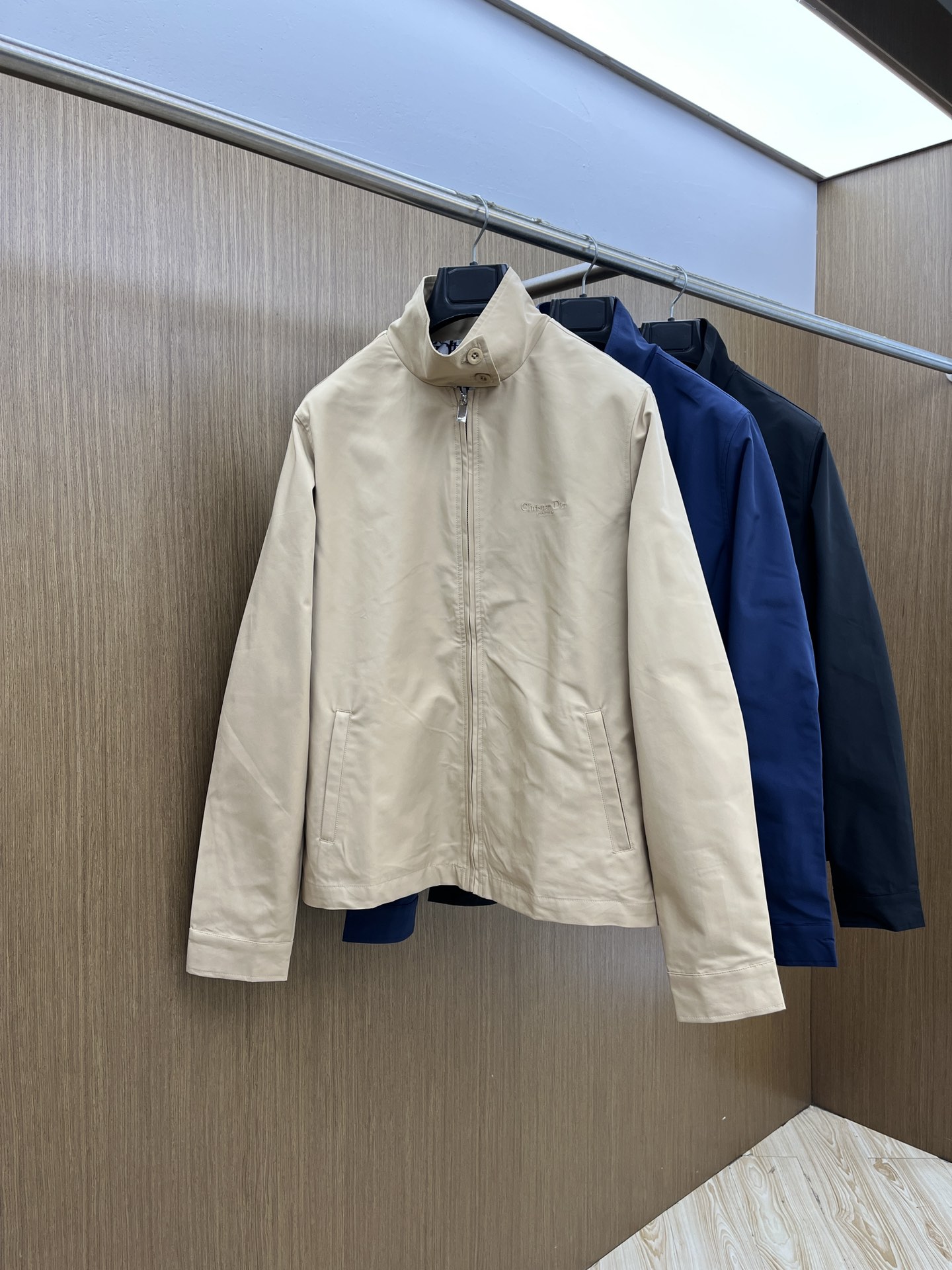 NO:546579,Autumn and winter CD FW autumn original single ruthless goods imported from Italy, fashionable jacket and windbreaker jacket. European counters are synchronized, and the upper body is more casual and elegant. The counter original hardware is luxurious and high-end customized accessories new work!  Luxury brand characteristics logo embellishment design, the highest quality shipment in the market, original auxiliary materials, the ultimate luxury!  Bok is soft and comfortable. The upper body is so handsome!  Suitable for any scene!  Size M-XXXL Color Khaki Royal Blue, Black!  ,,jackets & coats,jackets & coats,alexander wang19860909秋冬 CD FW秋季原单狠货 意大利进口面料时尚夹克风衣外套.欧洲专柜同步,上身更随意大方,专柜原版五金奢华高档定制配饰新作！奢华品牌特质logo点缀设计,市场最高品质出货、原版辅料,奢华极致！bok柔软舒适.上身爆帅！适合任意场景！ 尺码M-XXXL 颜色卡其色 宝蓝色,黑色！,,jackets & coats,jackets & coats,alexander wang,Men's clothing