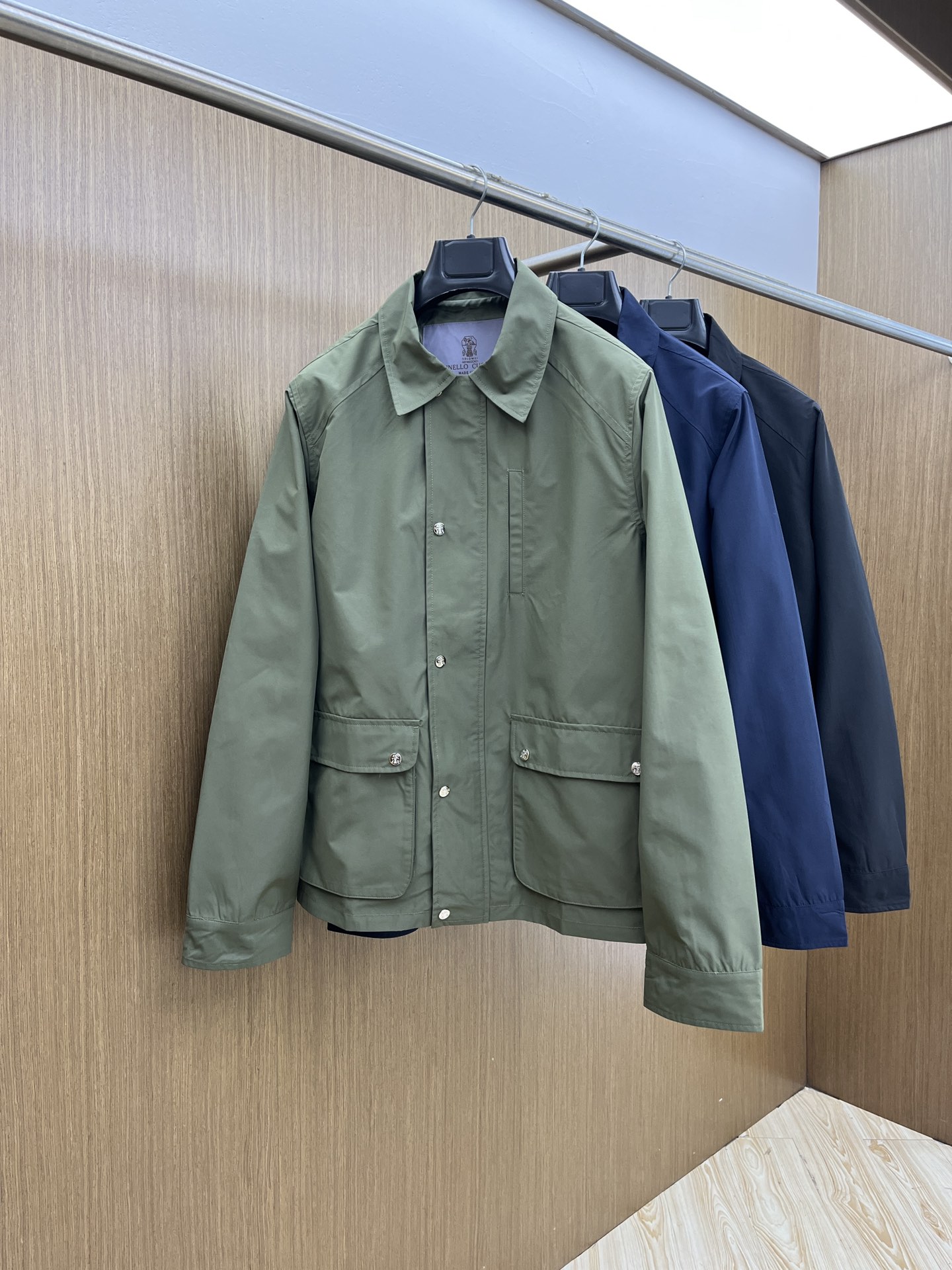 NO:546585,BC FW autumn original stubborn goods imported from Italy, fashionable jacket and windbreaker jacket. European counters are synchronized, and the upper body is more casual and elegant. The counter original hardware is luxurious and high-end customized accessories new work!  Luxury brand characteristics logo embellishment design, the highest quality shipment in the market, original auxiliary materials, the ultimate luxury!  Bok is soft and comfortable. The upper body is so handsome!  Suitable for any scene!  Size M-XXXL Color Green Royal Blue, Black!  ,,jackets & coats,jackets & coats,alexander wang19860909秋冬 BC FW秋季原单狠货 意大利进口面料时尚夹克风衣外套.欧洲专柜同步,上身更随意大方,专柜原版五金奢华高档定制配饰新作！奢华品牌特质logo点缀设计,市场最高品质出货、原版辅料,奢华极致！bok柔软舒适.上身爆帅！适合任意场景！ 尺码M-XXXL 颜色 绿色 宝蓝色,黑色！,,jackets & coats,jackets & coats,alexander wang,Men's clothing