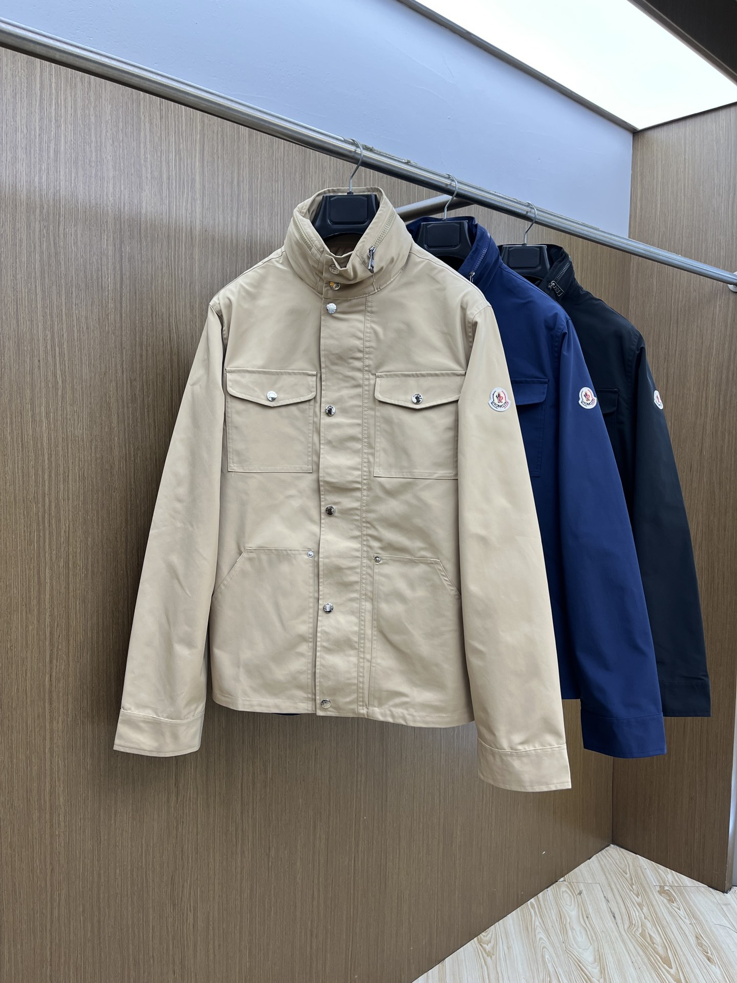 NO:546590,Autumn and winter Mon FW autumn original single ruthless goods imported from Italy, fashionable jacket and windbreaker jacket. European counters are synchronized, and the upper body is more casual and elegant. The counter original hardware is luxurious and high-end customized accessories new work!  Luxury brand characteristics logo embellishment design, the highest quality shipment in the market, original auxiliary materials, the ultimate luxury!  Bok is soft and comfortable. The upper body is so handsome!  Suitable for any scene!  Size M-XXXL Color Khaki Royal Blue, Black!  ,,jackets & coats,jackets & coats,alexander wang19860909秋冬 Mon FW秋季原单狠货 意大利进口面料时尚夹克风衣外套.欧洲专柜同步,上身更随意大方,专柜原版五金奢华高档定制配饰新作！奢华品牌特质logo点缀设计,市场最高品质出货、原版辅料,奢华极致！bok柔软舒适.上身爆帅！适合任意场景！ 尺码M-XXXL 颜色 卡其色 宝蓝色,黑色！,,jackets & coats,jackets & coats,alexander wang,Men's clothing