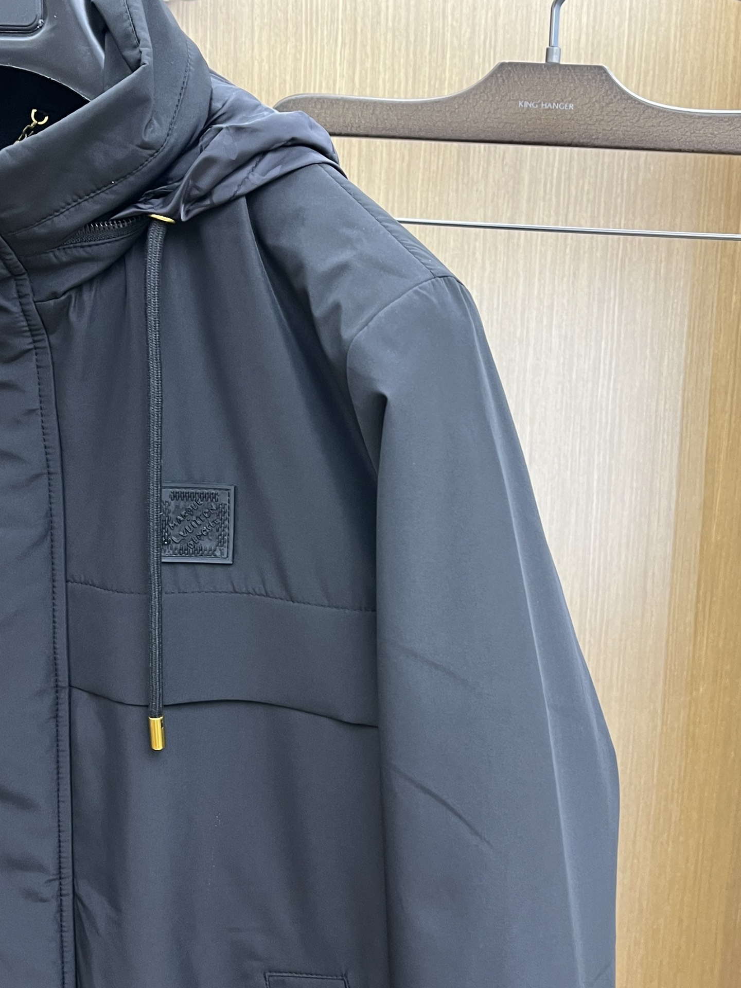 调价 秋冬 LV 🔥秋冬新品#路易威登休闲连帽夹克外套 面料采用客供定制面料 面料细腻柔软上身舒适 原版