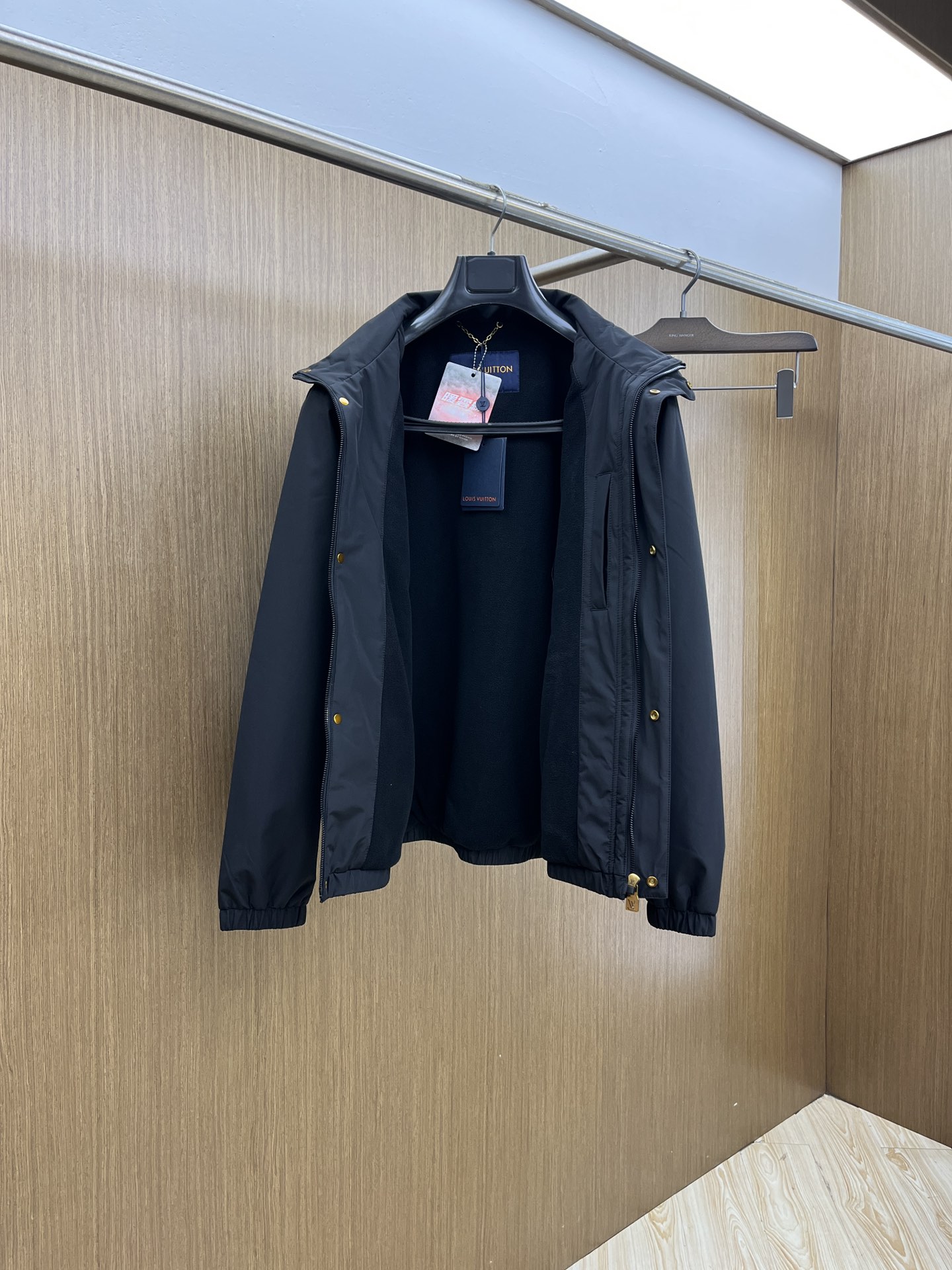 调价 秋冬 LV 🔥秋冬新品#路易威登休闲连帽夹克外套 面料采用客供定制面料 面料细腻柔软上身舒适 原版