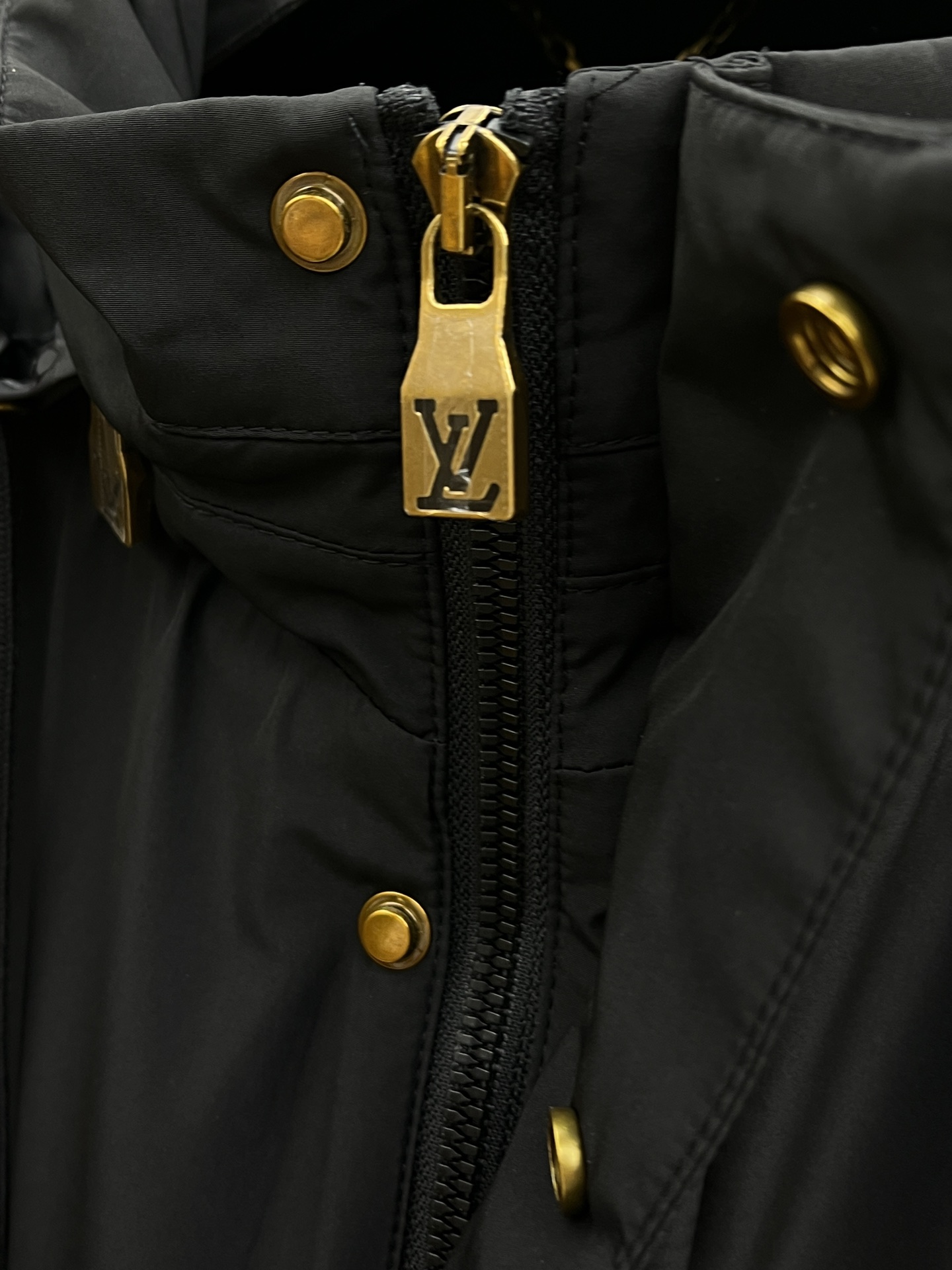 调价 秋冬 LV 🔥秋冬新品#路易威登休闲连帽夹克外套 面料采用客供定制面料 面料细腻柔软上身舒适 原版