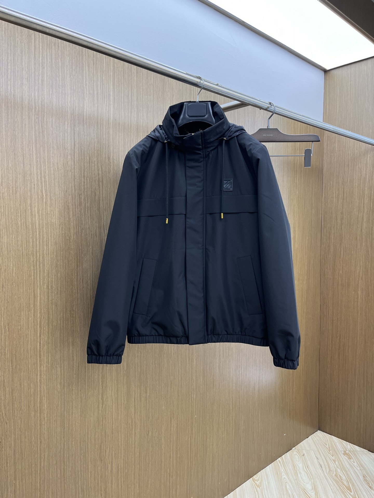 NO:546531,Autumn and Winter LV Autumn and Winter New Products #Louis Vuitton Casual Hooded Jacket Jacket The fabric is customized with customer-supplied fabrics The fabric is delicate, soft and comfortable on the upper body Original hardware custom fjj chest design rubber label logo embellishment, simple, medium and fashionable, high-end quality Special recommendation for casual outdoors Number 48-56,,louis vuitton,louis vuitton,jackets & coats,jackets & coats,hats,alexander wang19860909秋冬 LV 秋冬新品#路易威登休闲连帽夹克外套 面料采用客供定制面料 面料细腻柔软上身舒适 原版五金定制 fjj胸前设计胶标Logo小点缀,简约中又不失时尚 高端品质 休闲户外特别推荐 码数48-56,,louis vuitton,louis vuitton,jackets & coats,jackets & coats,hats,alexander wang,Men's clothing