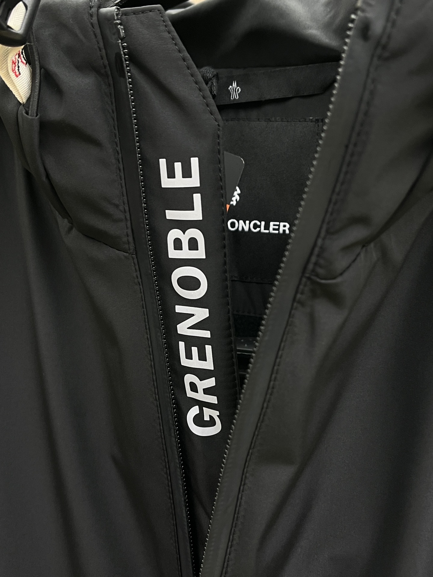 调价 秋冬 Mon 🔥秋冬新品#蒙口休闲连帽夹克外套 面料采用客供定制面料 面料细腻柔软上身舒适 原版五