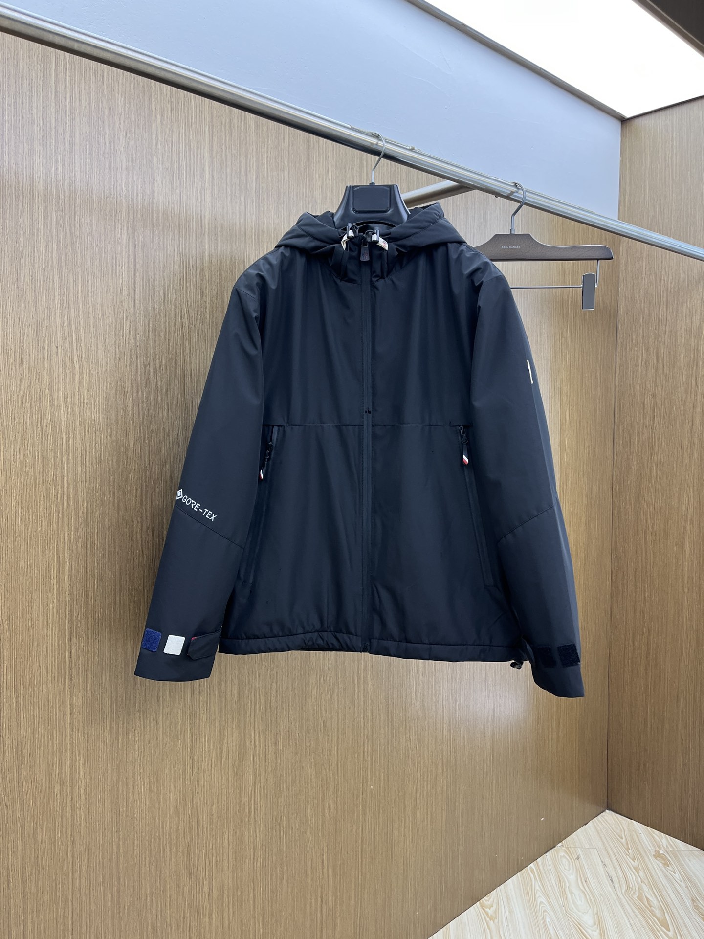 NO:546540,Autumn and winter Mon New products in autumn and winter # Mengkou Casual Hooded Jacket The fabric is made of custom-made fabrics. The fabric is fine, soft and comfortable for the upper body. The original hardware is customized. fjj chest design with small rubber label logo embellishment, simple yet fashionable. High-end quality. Specially recommended for casual outdoor. Size 48-56, Moncler, jackets & coats, jackets & coats, hats, alexander wang19860909秋冬 Mon 秋冬新品#蒙口休闲连帽夹克外套 面料采用客供定制面料 面料细腻柔软上身舒适 原版五金定制 fjj胸前设计胶标Logo小点缀,简约中又不失时尚 高端品质 休闲户外特别推荐 码数48-56,,Moncler,jackets & coats,jackets & coats,hats,alexander wang,Men's clothing