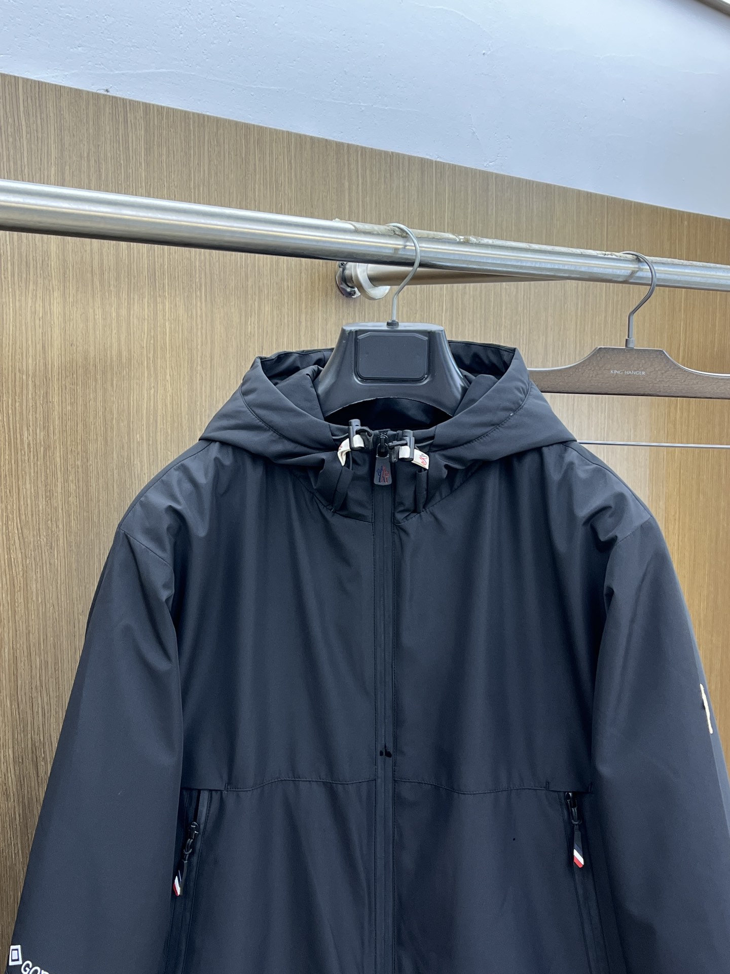 调价 秋冬 Mon 🔥秋冬新品#蒙口休闲连帽夹克外套 面料采用客供定制面料 面料细腻柔软上身舒适 原版五