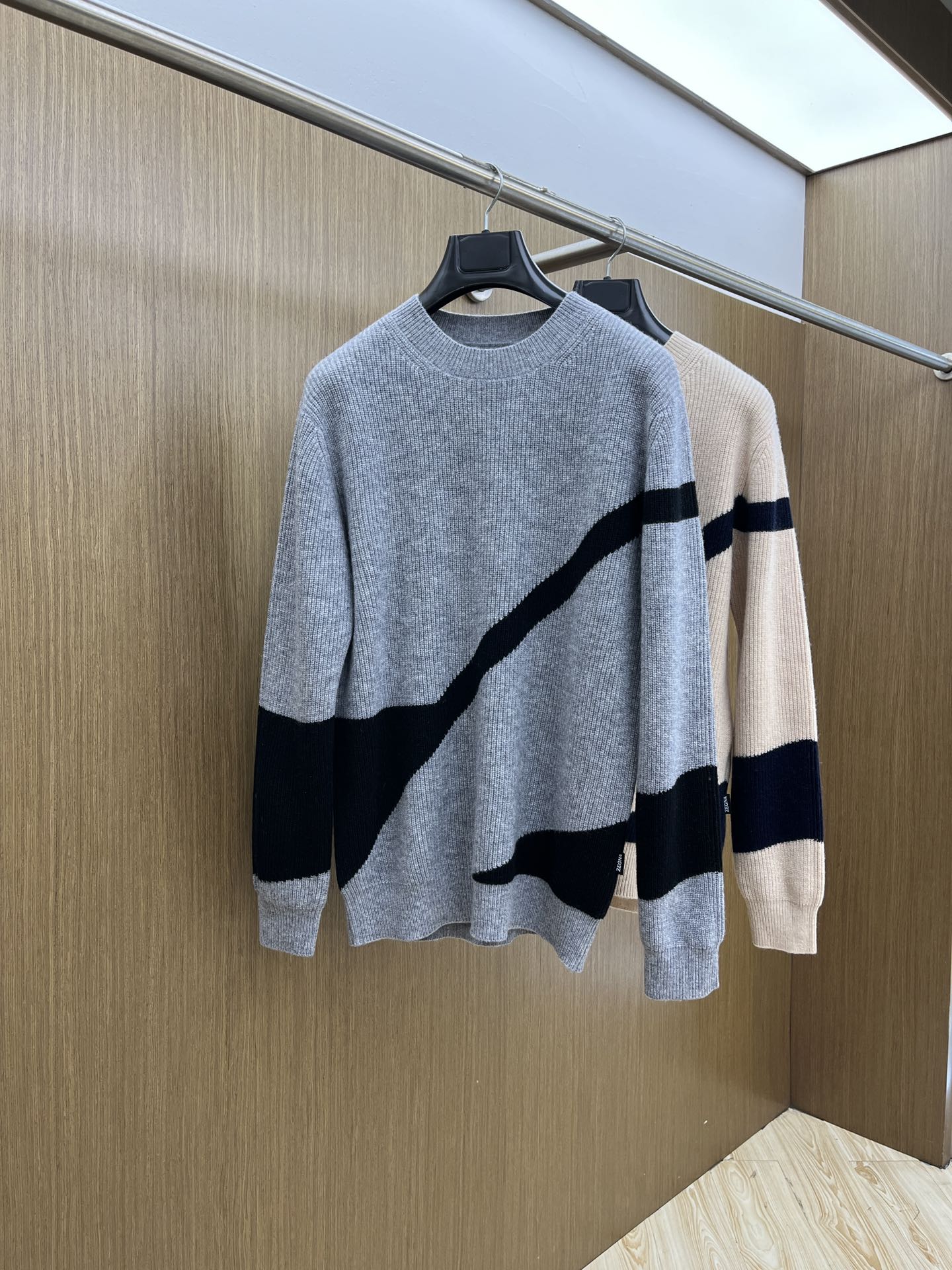 秋冬新品贸易公司渠道稀出，领先官网发售！基础款纯色针织衫单穿叠穿的好选择，修身显瘦的合身版型款式简约，螺