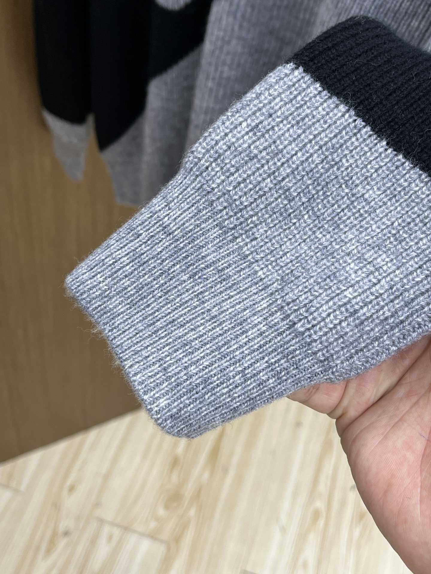 秋冬新品贸易公司渠道稀出，领先官网发售！基础款纯色针织衫单穿叠穿的好选择，修身显瘦的合身版型款式简约，螺