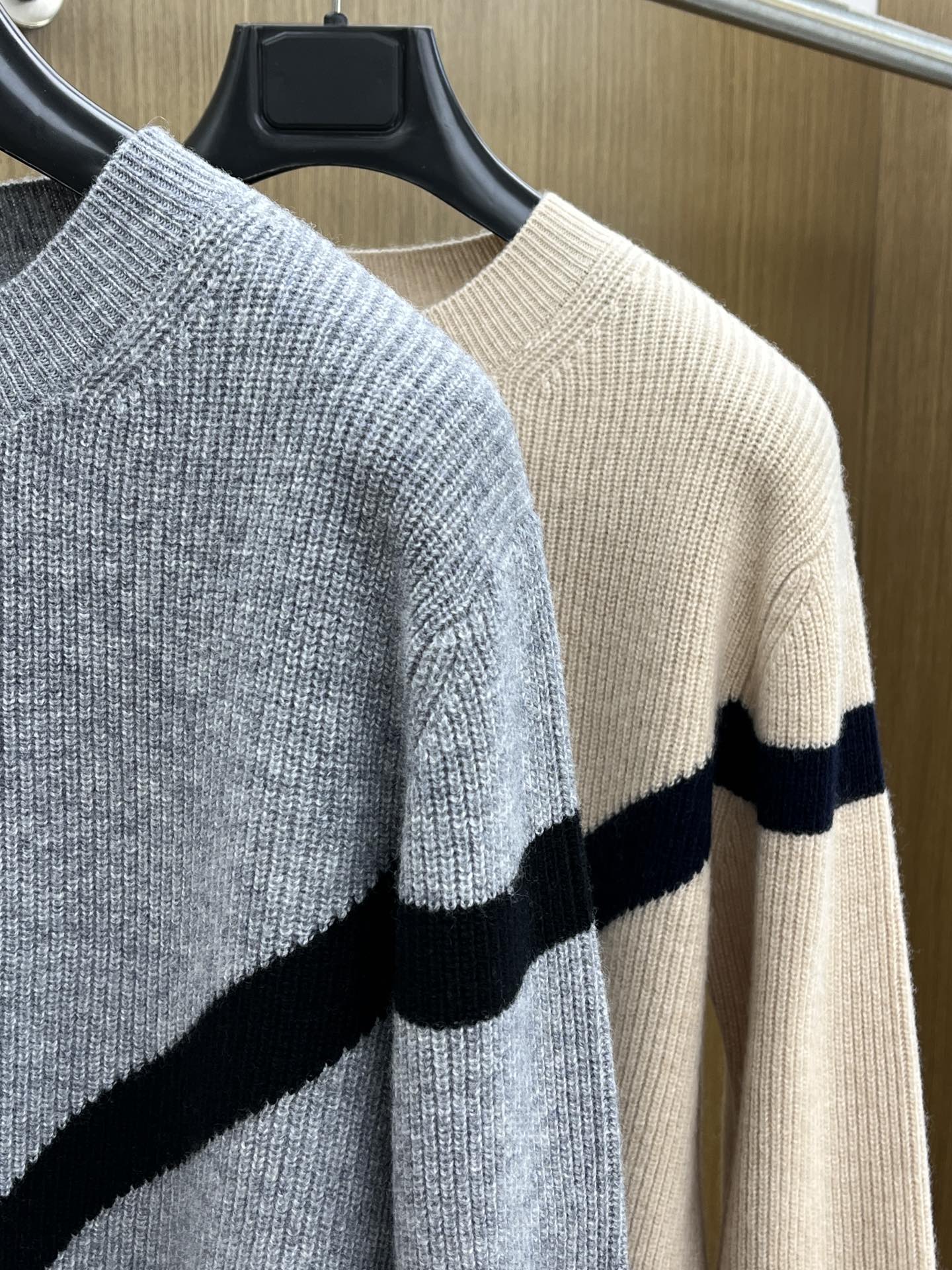 秋冬新品贸易公司渠道稀出，领先官网发售！基础款纯色针织衫单穿叠穿的好选择，修身显瘦的合身版型款式简约，螺