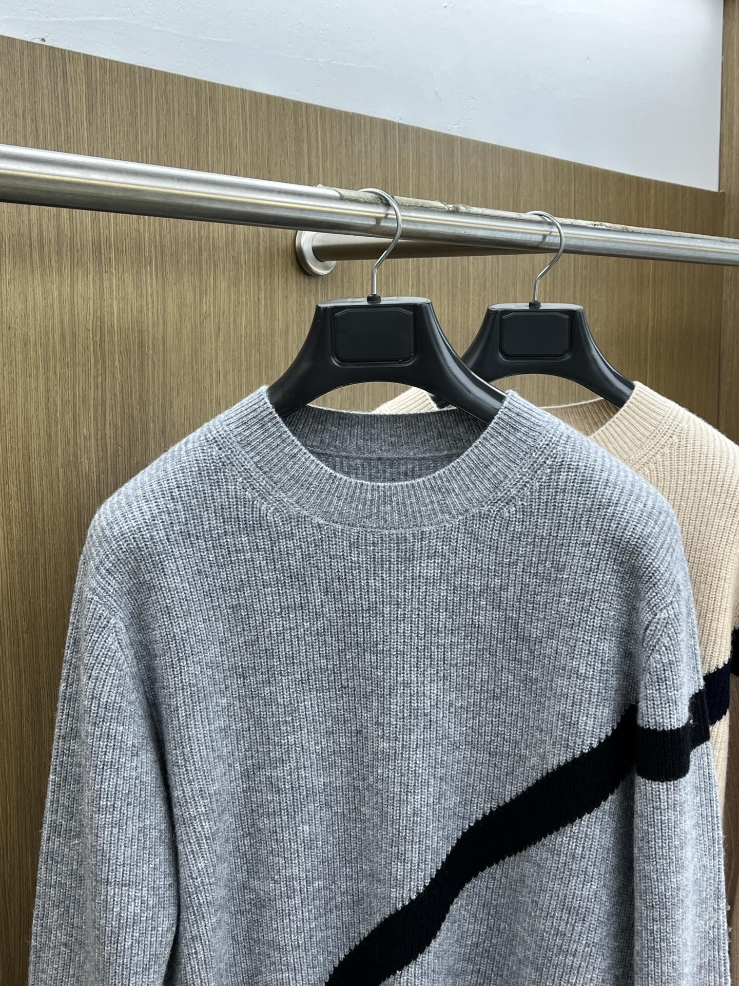 秋冬新品贸易公司渠道稀出，领先官网发售！基础款纯色针织衫单穿叠穿的好选择，修身显瘦的合身版型款式简约，螺
