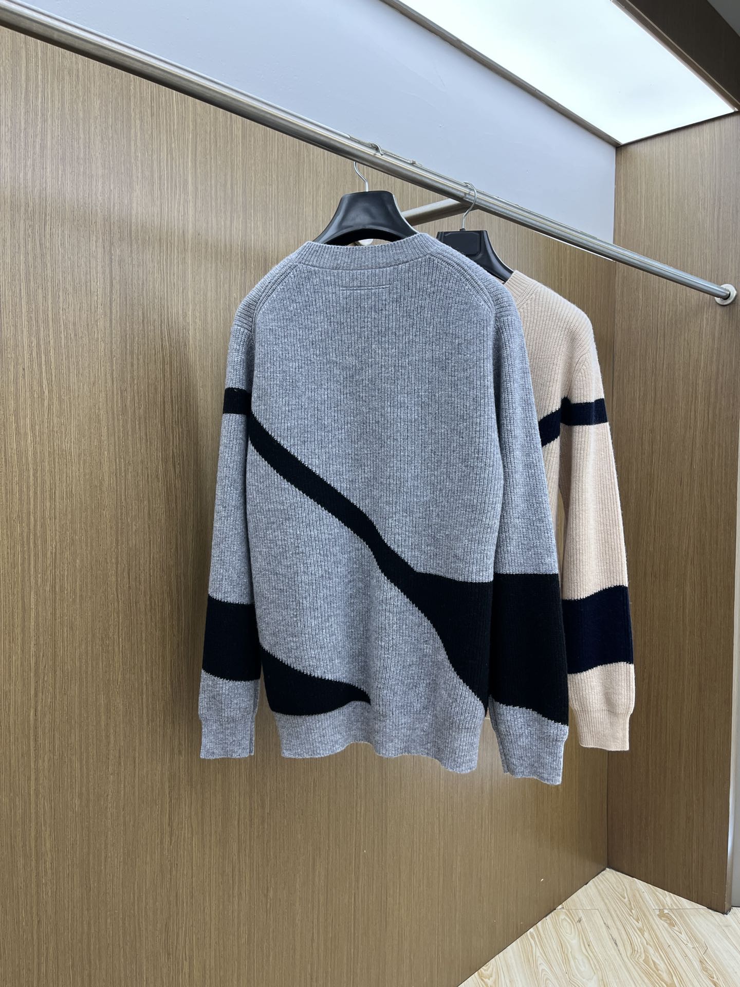 秋冬新品贸易公司渠道稀出，领先官网发售！基础款纯色针织衫单穿叠穿的好选择，修身显瘦的合身版型款式简约，螺