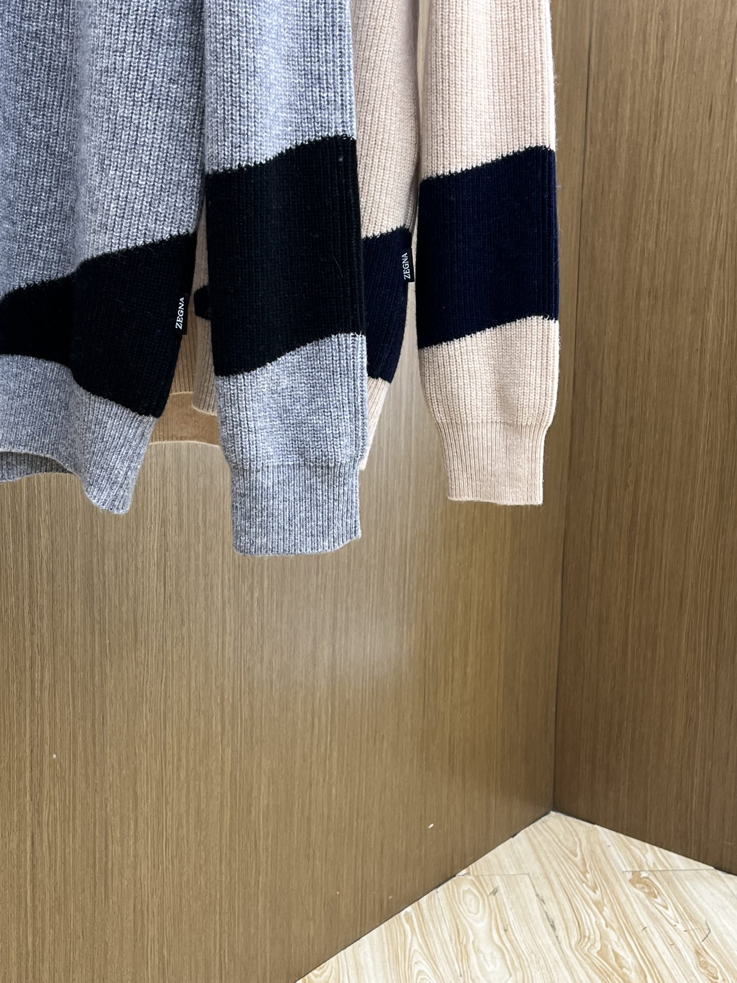 秋冬新品贸易公司渠道稀出，领先官网发售！基础款纯色针织衫单穿叠穿的好选择，修身显瘦的合身版型款式简约，螺