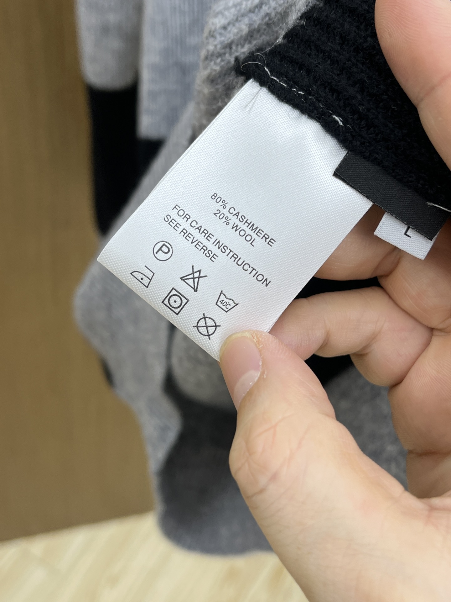 秋冬新品贸易公司渠道稀出，领先官网发售！基础款纯色针织衫单穿叠穿的好选择，修身显瘦的合身版型款式简约，螺