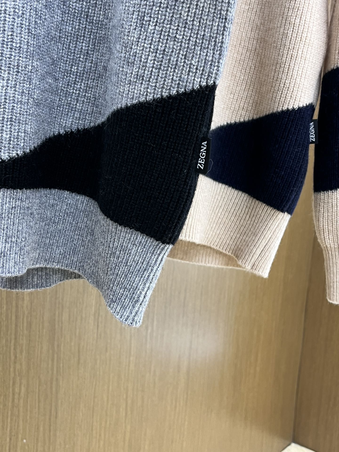 秋冬新品贸易公司渠道稀出，领先官网发售！基础款纯色针织衫单穿叠穿的好选择，修身显瘦的合身版型款式简约，螺