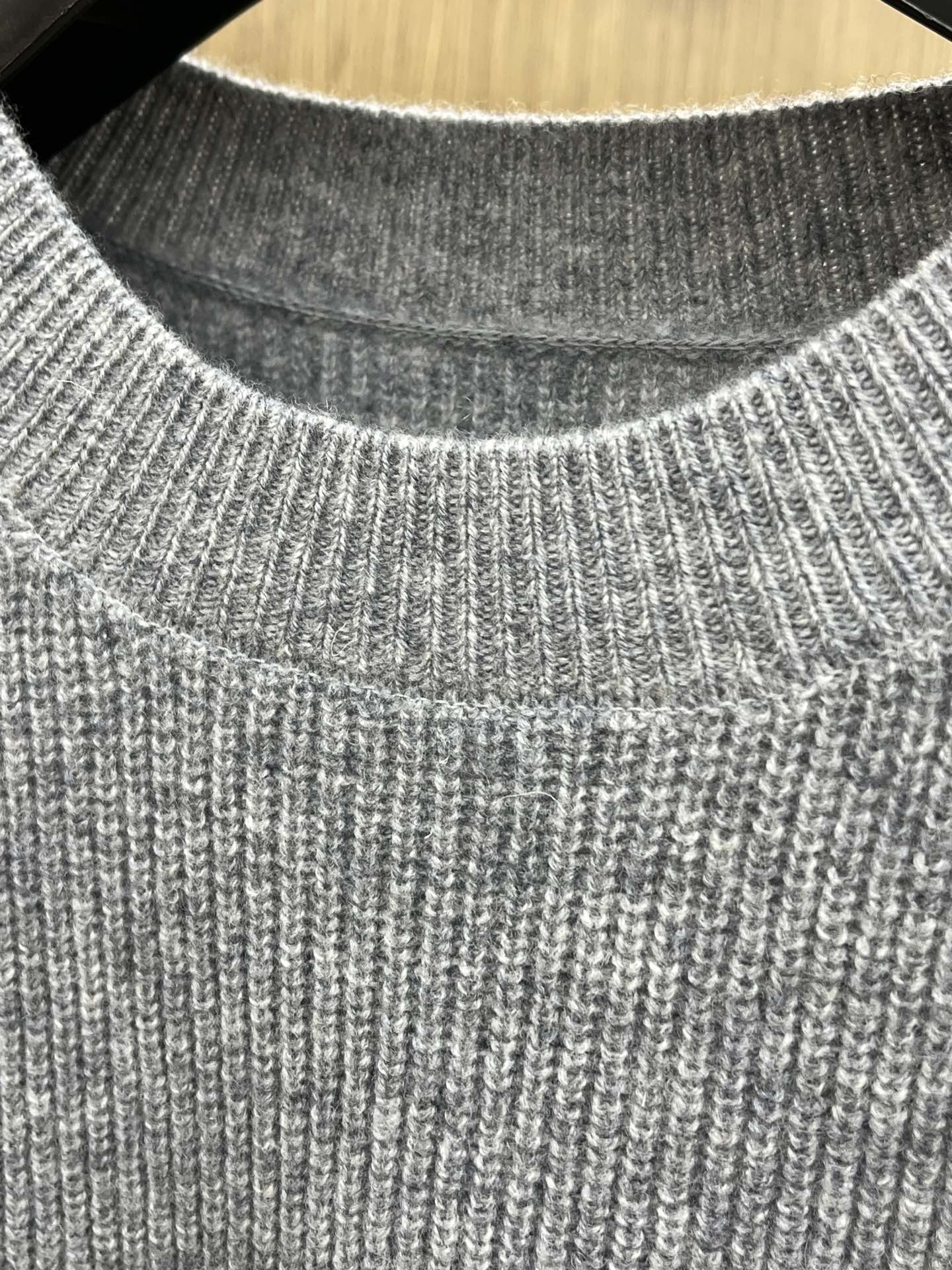 秋冬新品贸易公司渠道稀出，领先官网发售！基础款纯色针织衫单穿叠穿的好选择，修身显瘦的合身版型款式简约，螺