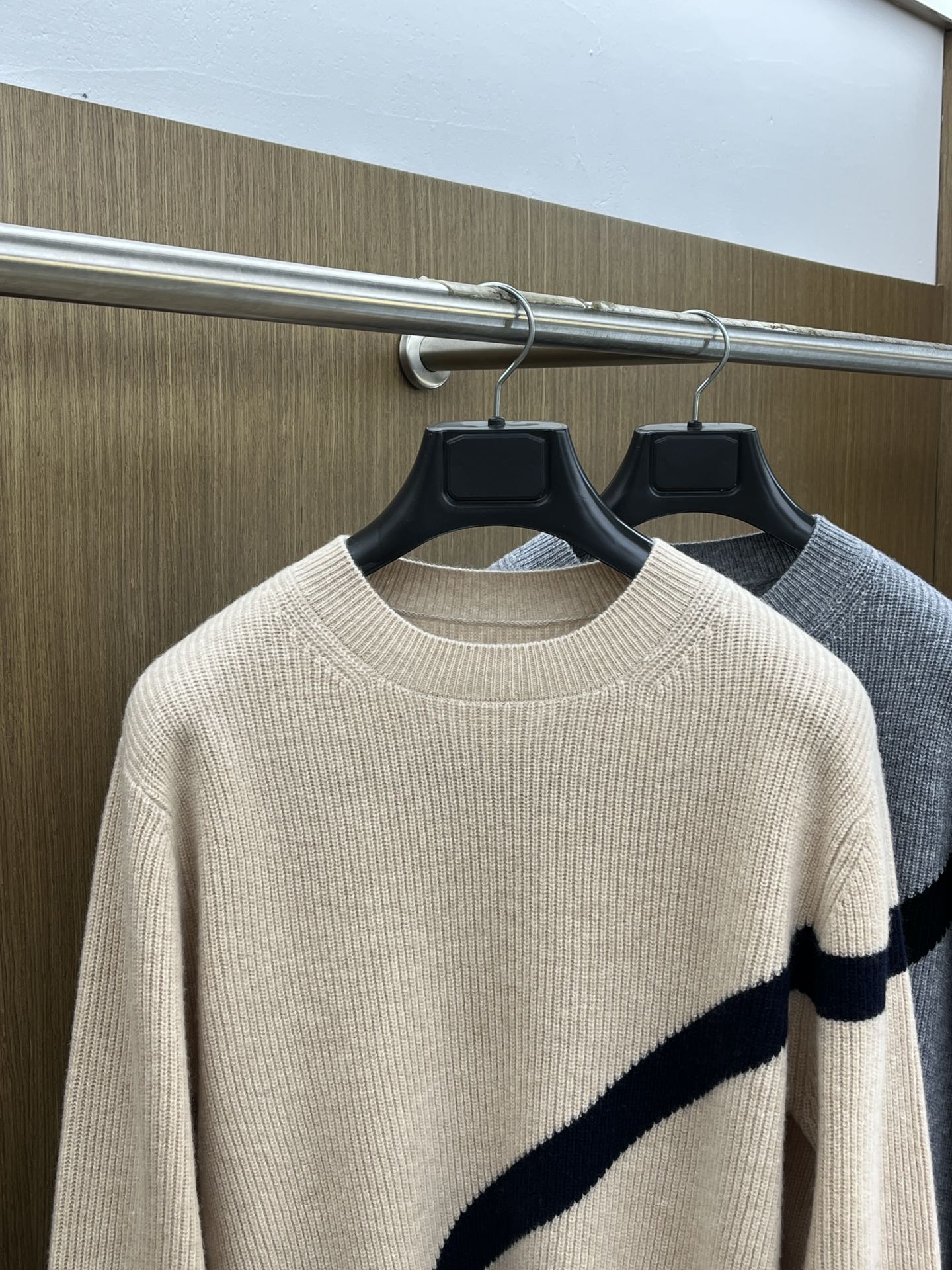 秋冬新品贸易公司渠道稀出，领先官网发售！基础款纯色针织衫单穿叠穿的好选择，修身显瘦的合身版型款式简约，螺