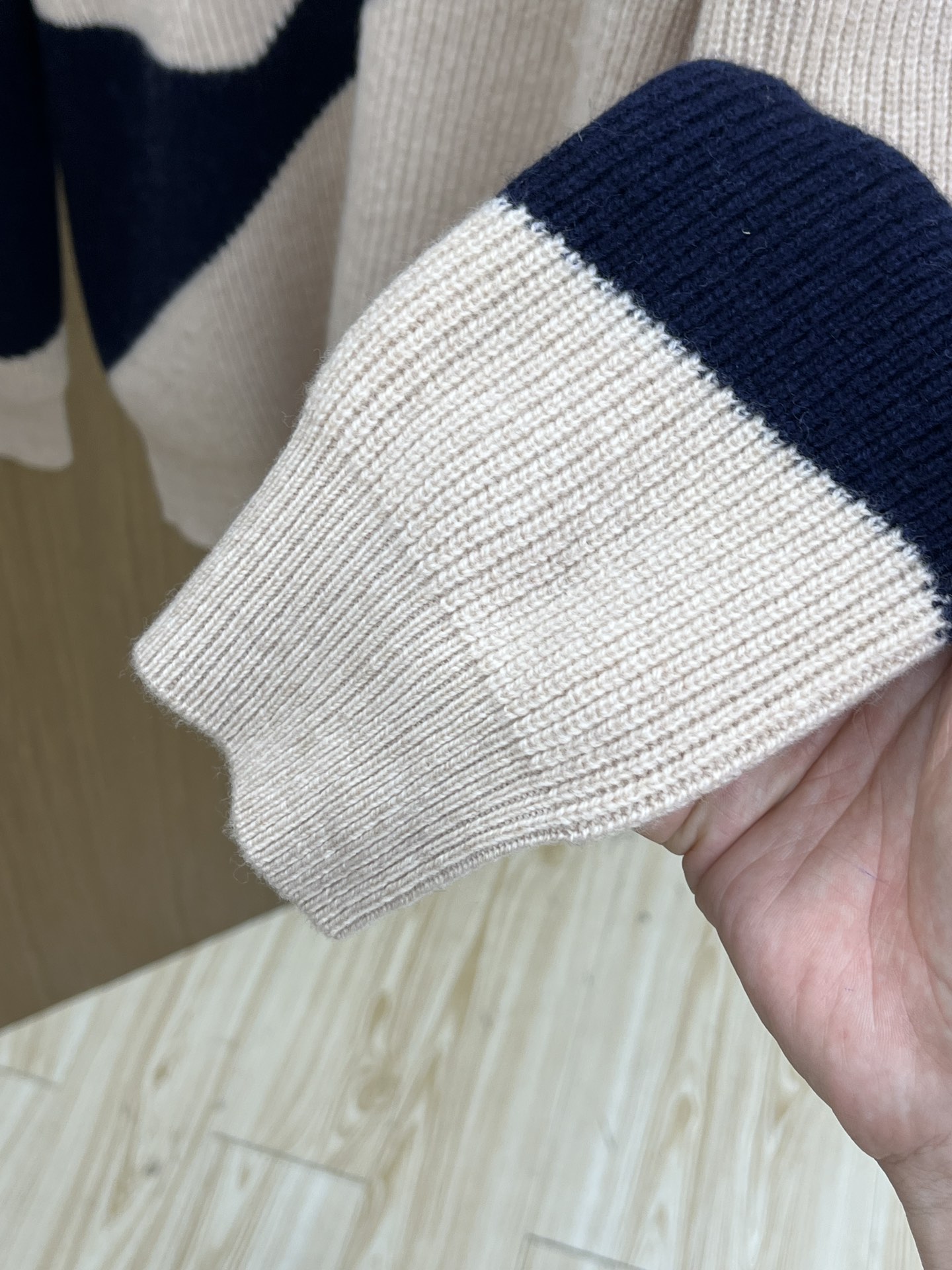 秋冬新品贸易公司渠道稀出，领先官网发售！基础款纯色针织衫单穿叠穿的好选择，修身显瘦的合身版型款式简约，螺