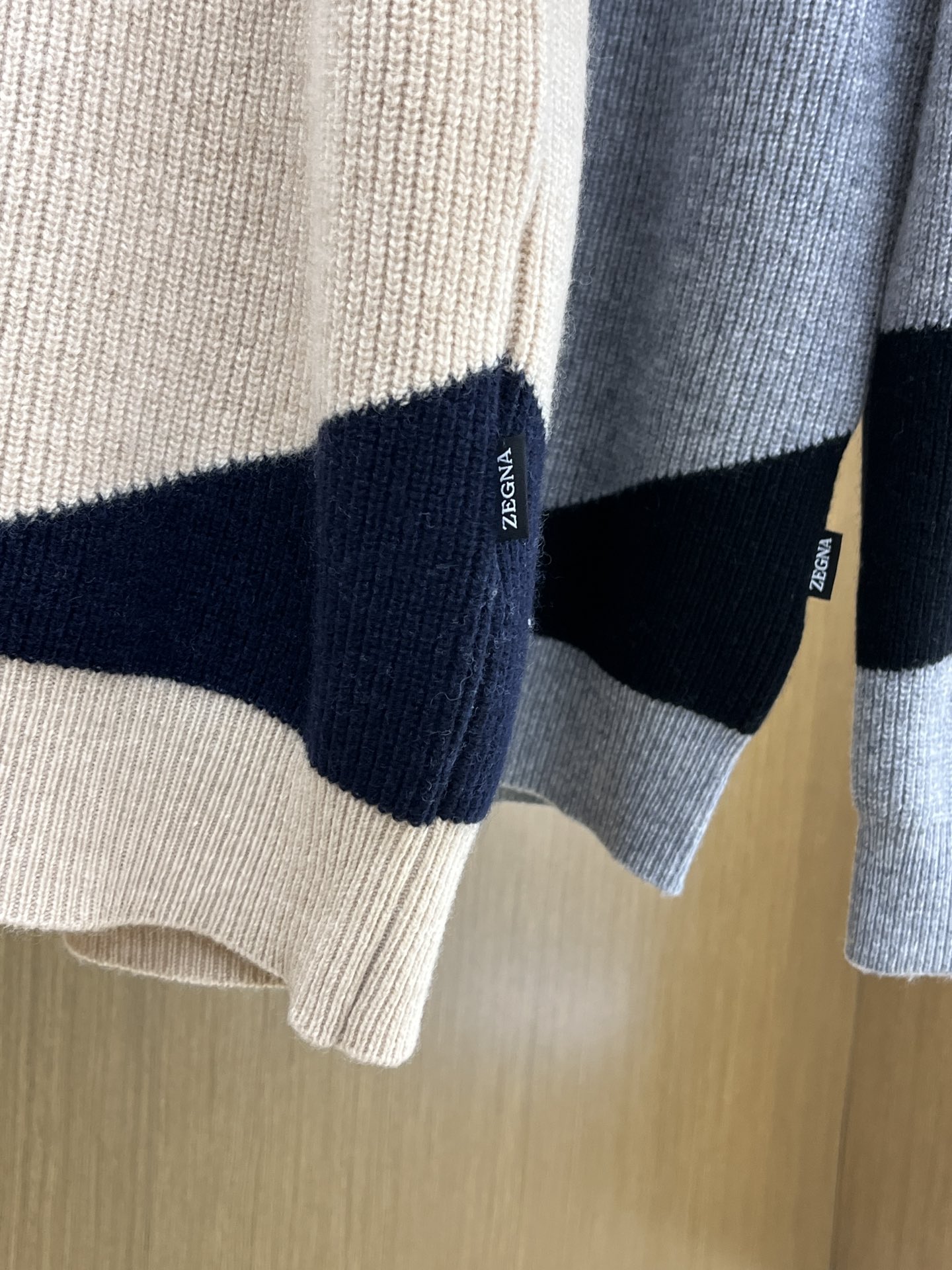 秋冬新品贸易公司渠道稀出，领先官网发售！基础款纯色针织衫单穿叠穿的好选择，修身显瘦的合身版型款式简约，螺