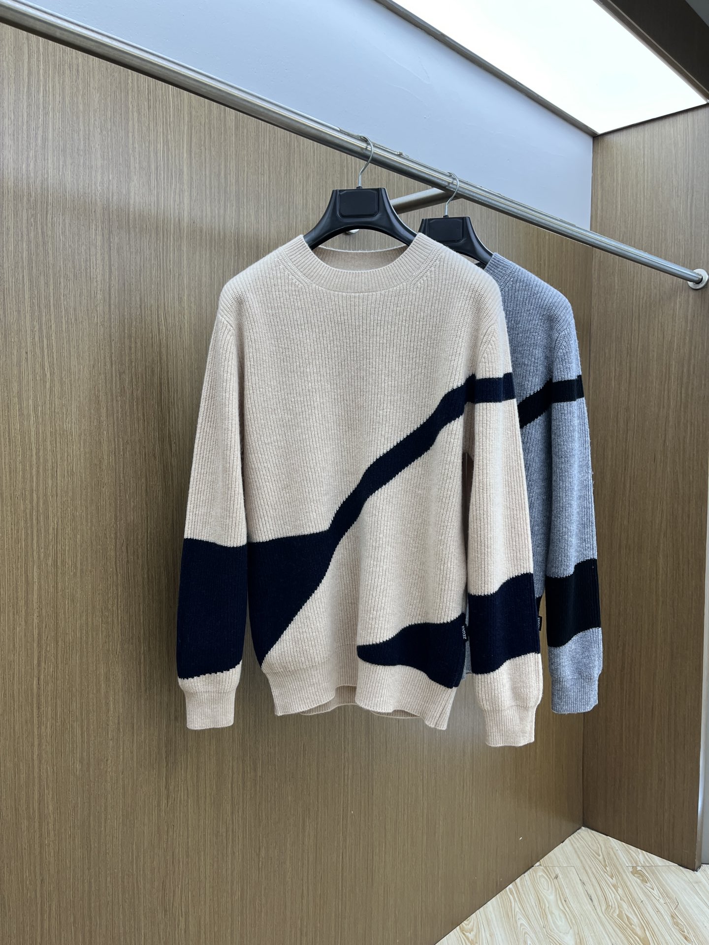 秋冬新品贸易公司渠道稀出，领先官网发售！基础款纯色针织衫单穿叠穿的好选择，修身显瘦的合身版型款式简约，螺