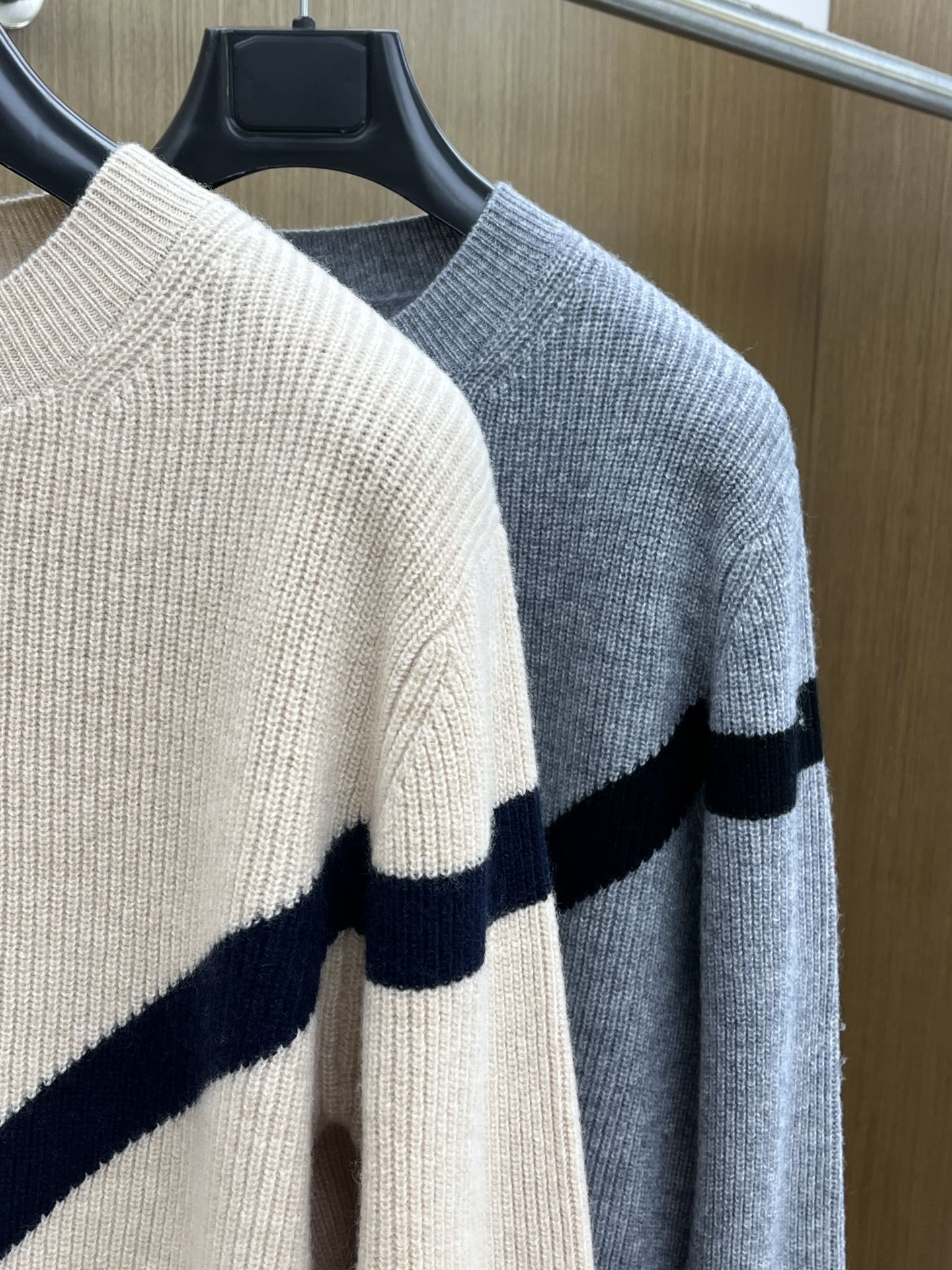 秋冬新品贸易公司渠道稀出，领先官网发售！基础款纯色针织衫单穿叠穿的好选择，修身显瘦的合身版型款式简约，螺