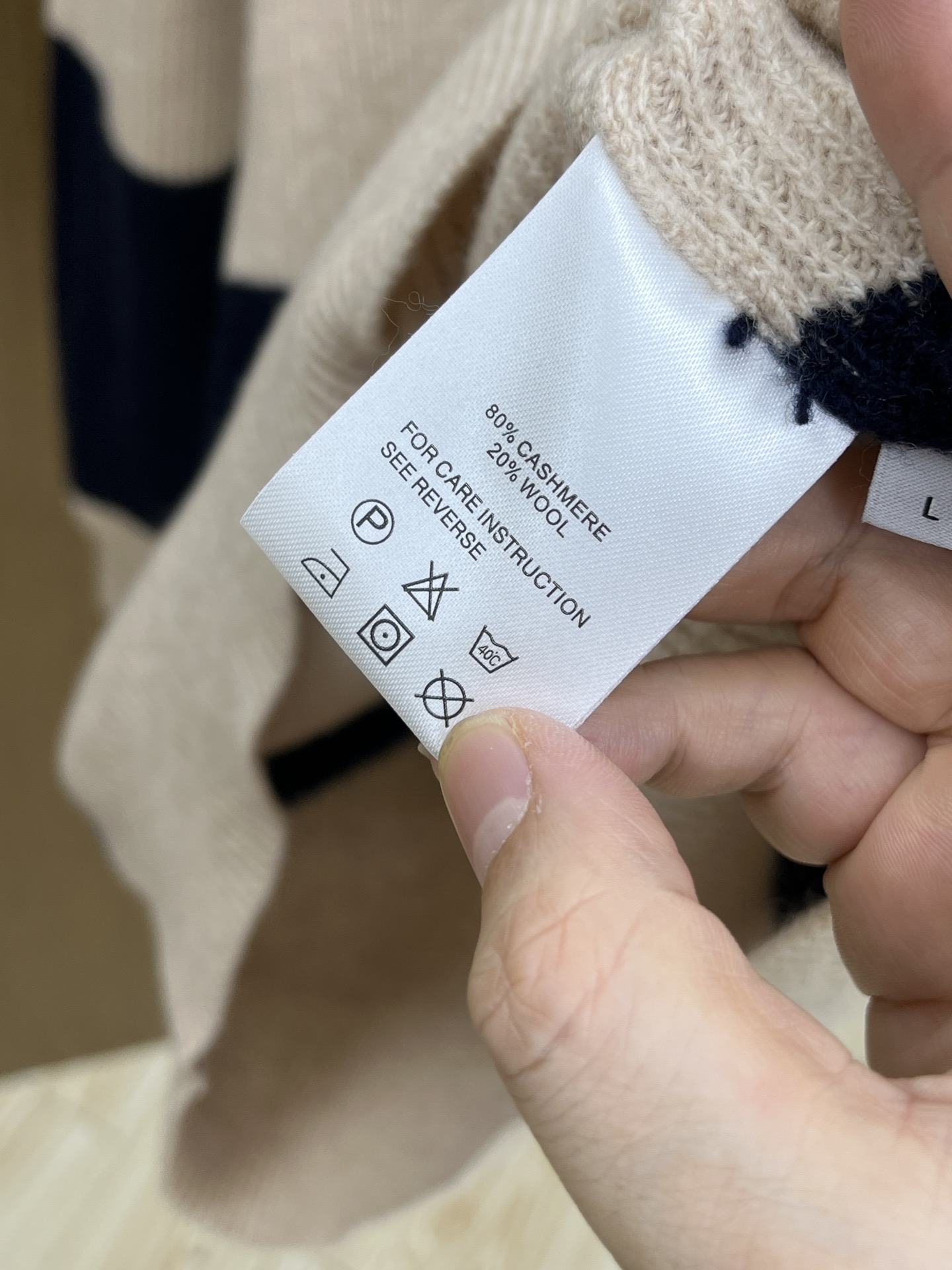 秋冬新品贸易公司渠道稀出，领先官网发售！基础款纯色针织衫单穿叠穿的好选择，修身显瘦的合身版型款式简约，螺