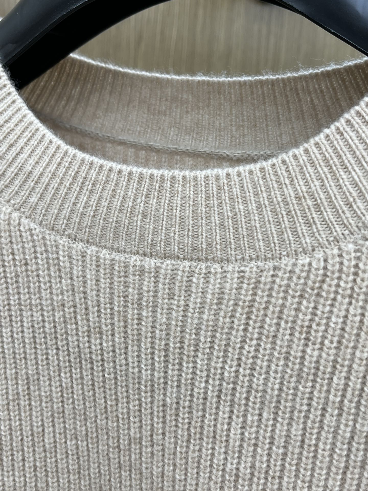 秋冬新品贸易公司渠道稀出，领先官网发售！基础款纯色针织衫单穿叠穿的好选择，修身显瘦的合身版型款式简约，螺