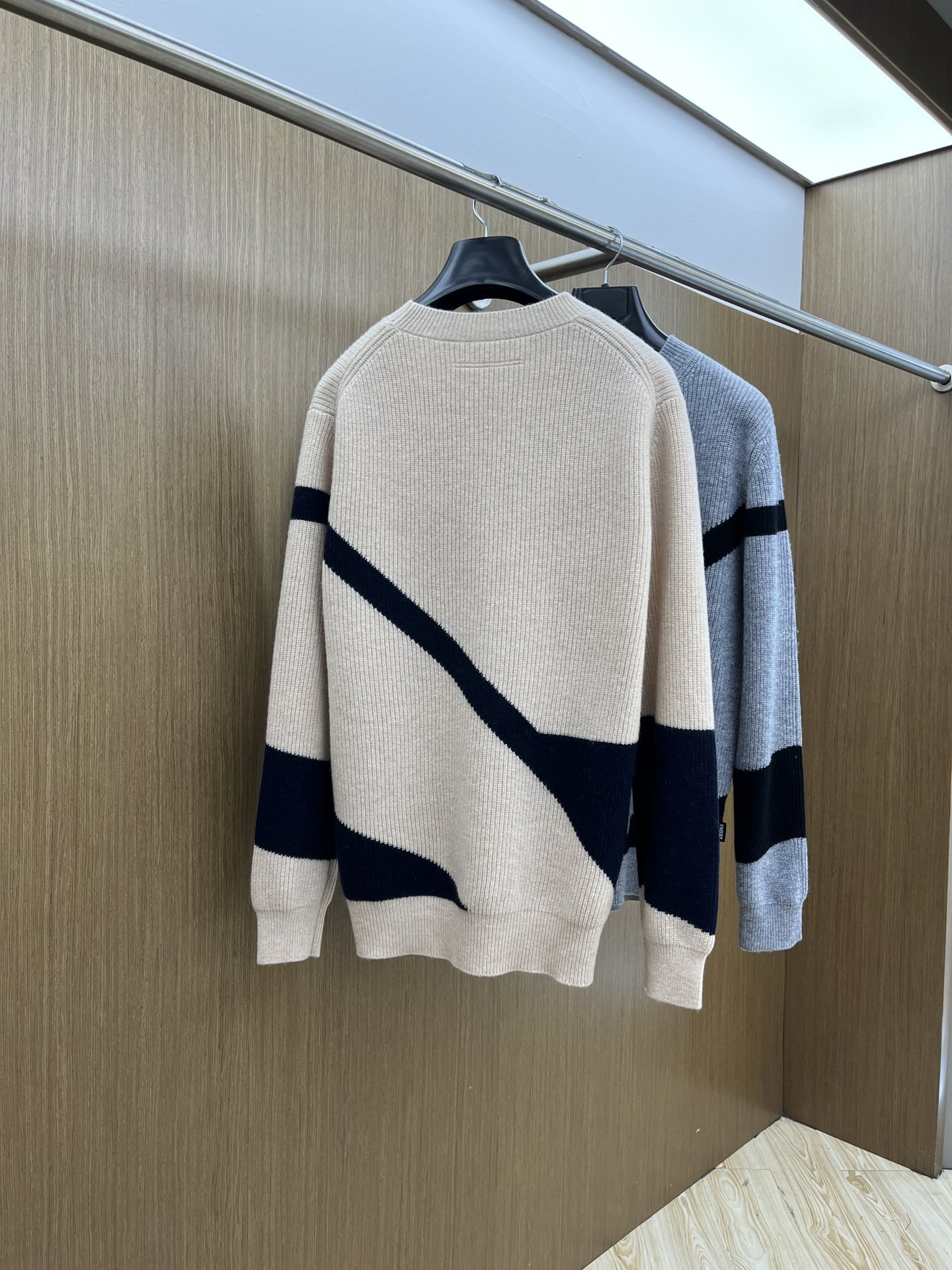 秋冬新品贸易公司渠道稀出，领先官网发售！基础款纯色针织衫单穿叠穿的好选择，修身显瘦的合身版型款式简约，螺