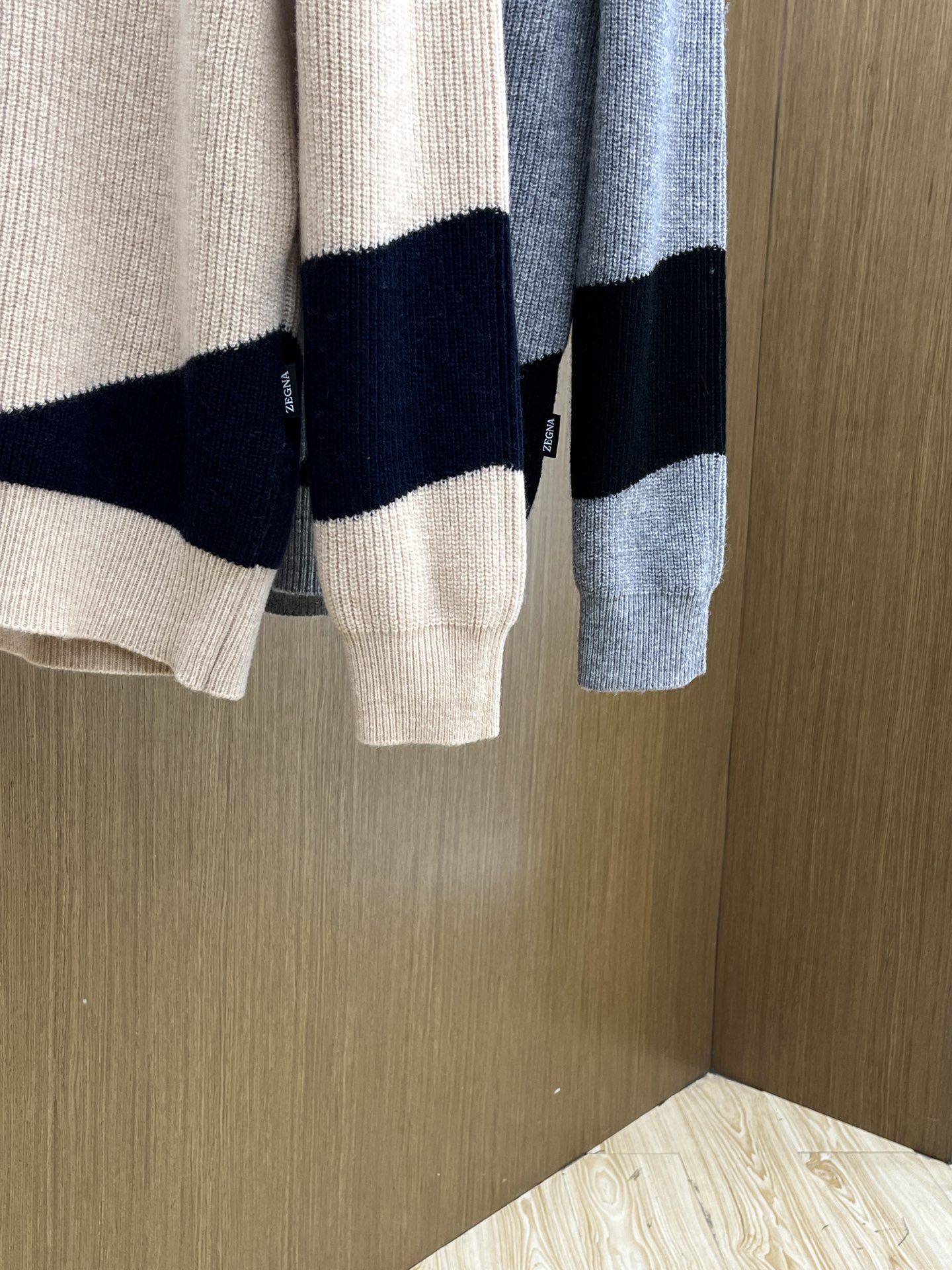 秋冬新品贸易公司渠道稀出，领先官网发售！基础款纯色针织衫单穿叠穿的好选择，修身显瘦的合身版型款式简约，螺