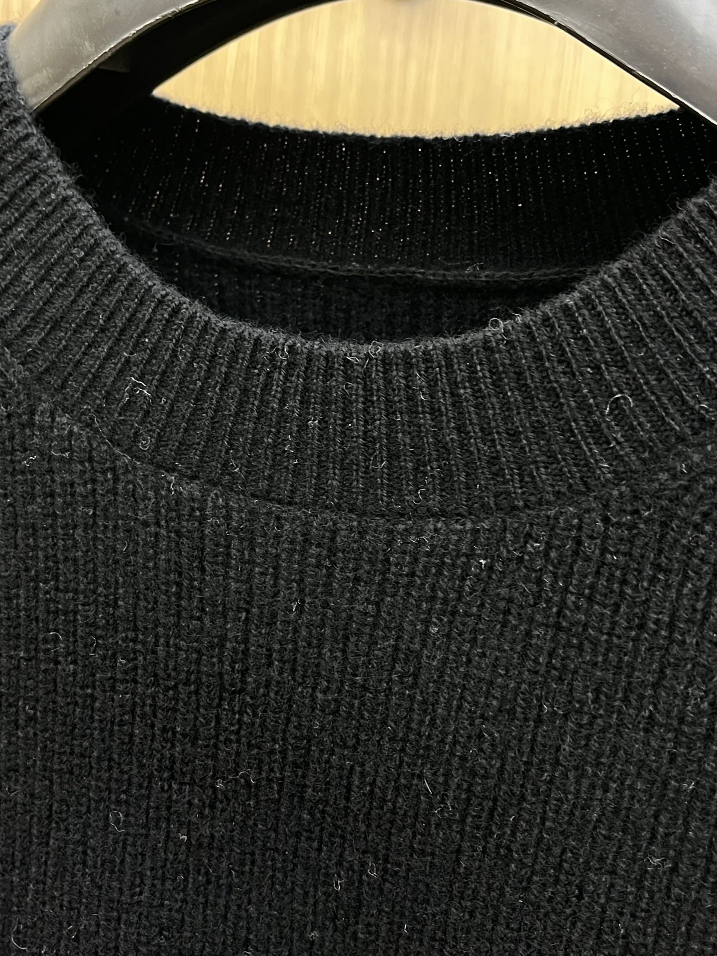 秋冬新品贸易公司渠道稀出，领先官网发售！基础款纯色针织衫单穿叠穿的好选择，修身显瘦的合身版型款式简约，螺