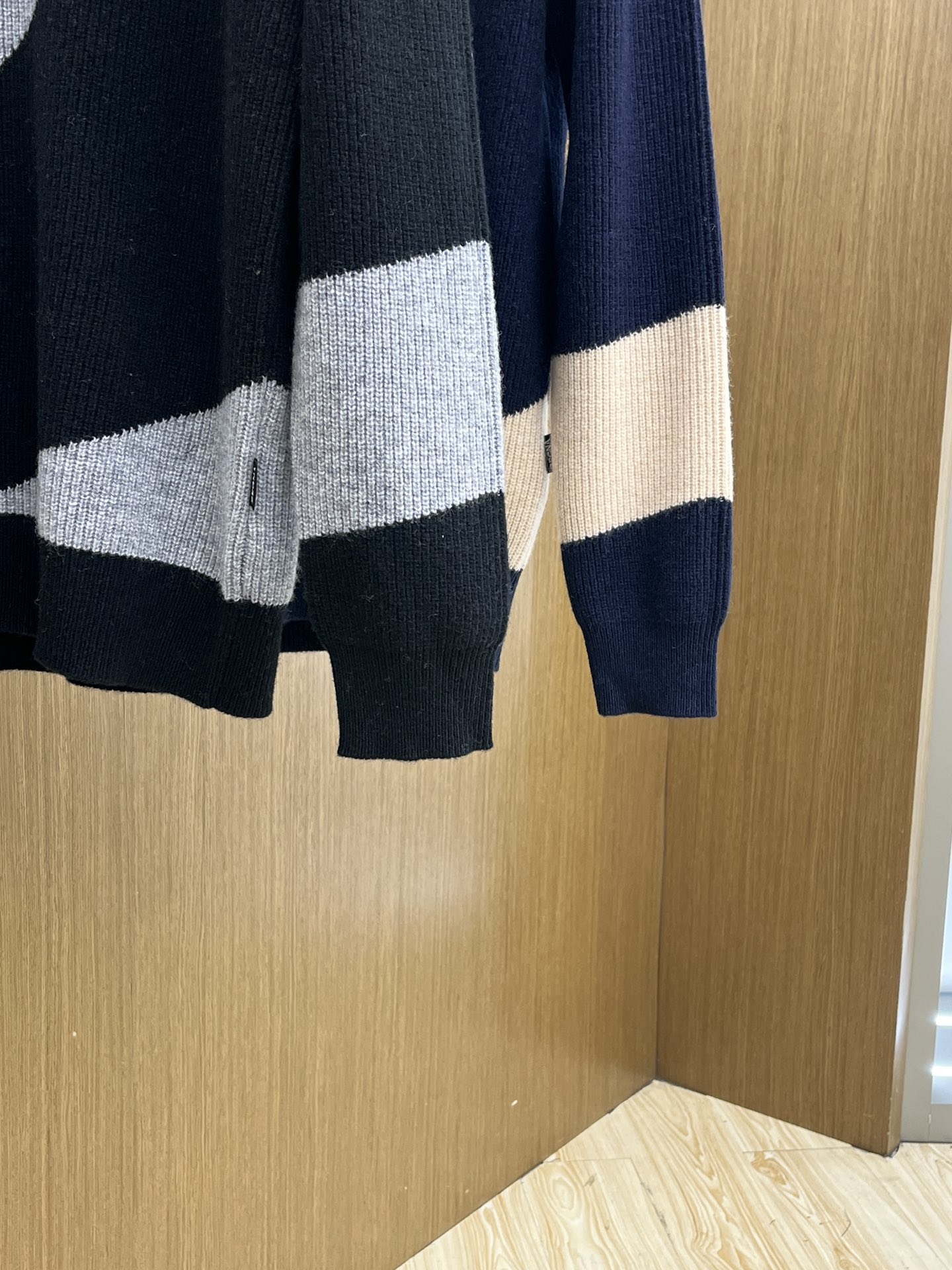 秋冬新品贸易公司渠道稀出，领先官网发售！基础款纯色针织衫单穿叠穿的好选择，修身显瘦的合身版型款式简约，螺